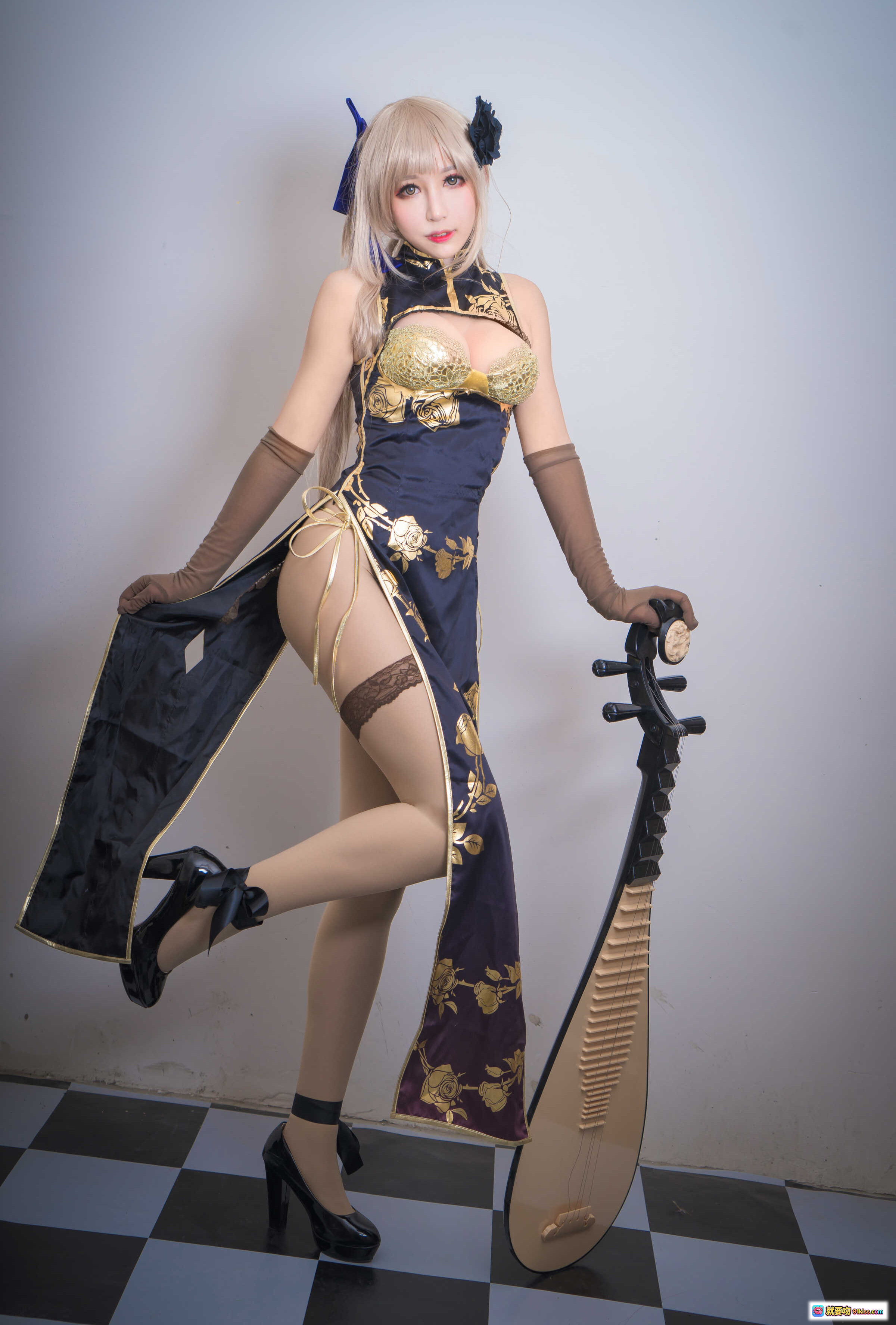 图片[6] - 小酥酱NO.011金莲cosplay写真｜旗袍琵琶古风美女｜性感长腿黑丝美足｜精致妆容假发造型｜棋盘格背景摄影棚拍摄 - 就要吻