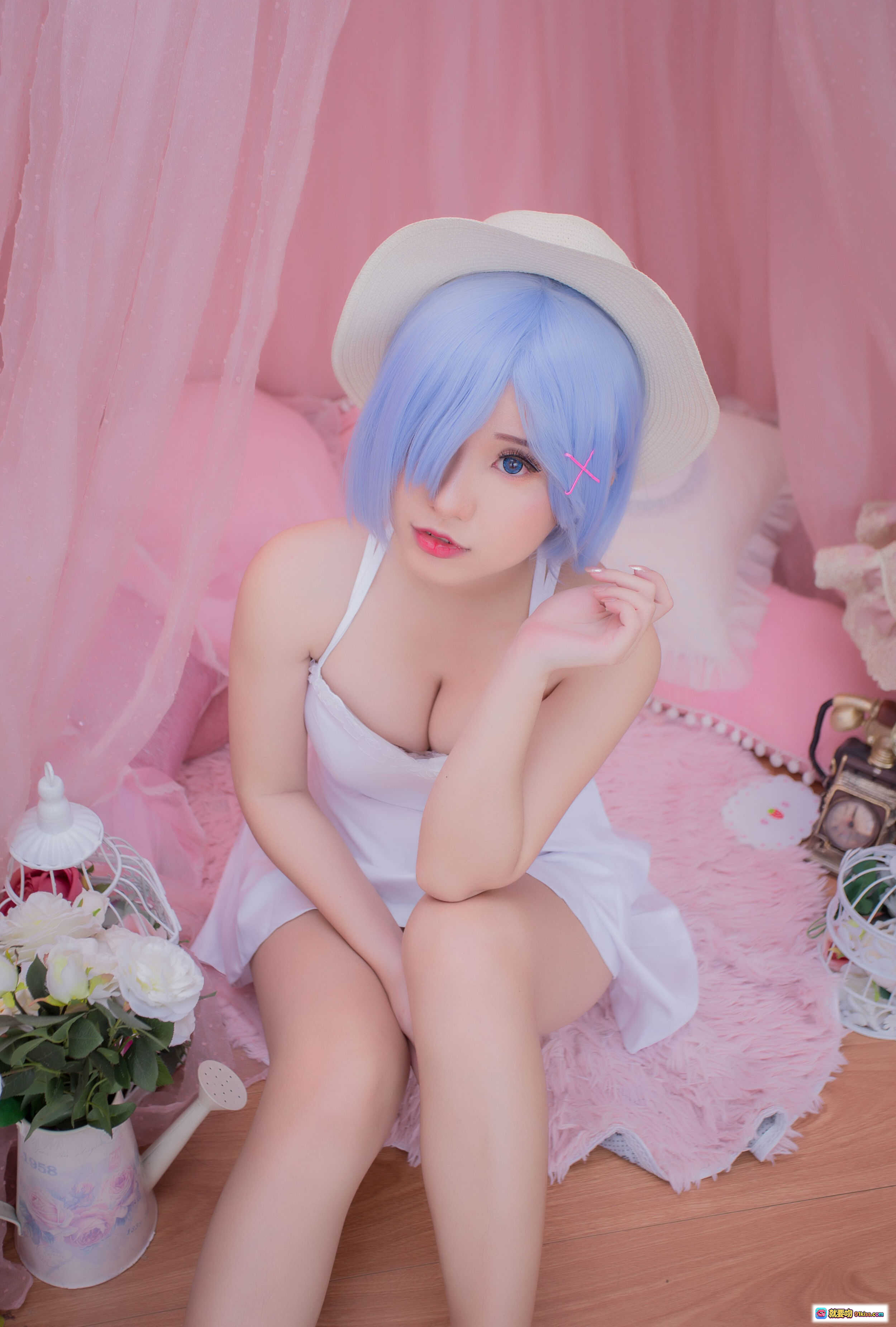 图片[3] - 越南COSER Chono Black NO.007 Rem蓝发少女写真｜粉色玫瑰花海｜白色吊带裙｜草帽造型｜藤椅美腿特写｜清新甜美风 - 就要吻