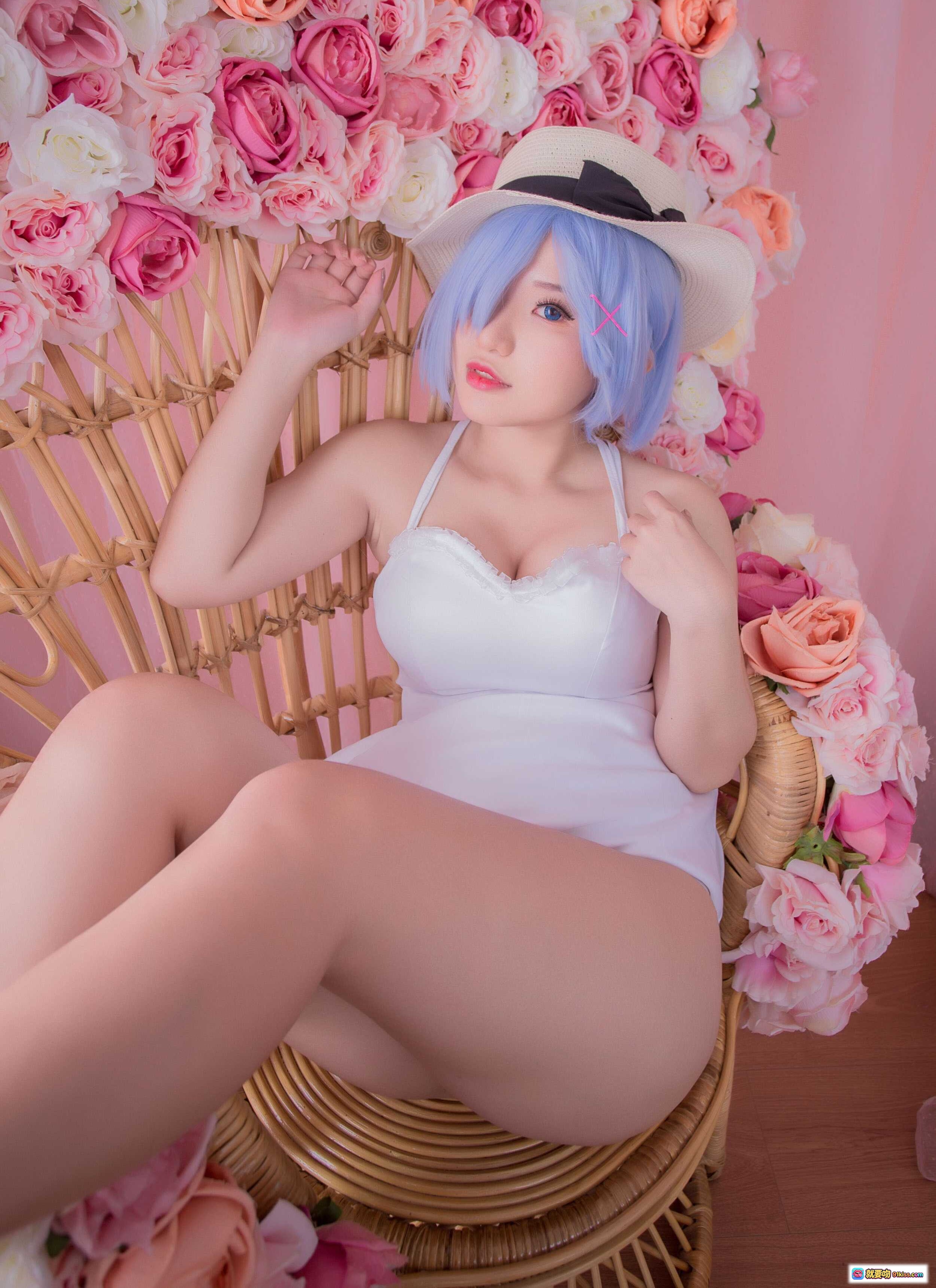 图片[2] - 越南COSER Chono Black NO.007 Rem蓝发少女写真｜粉色玫瑰花海｜白色吊带裙｜草帽造型｜藤椅美腿特写｜清新甜美风 - 就要吻