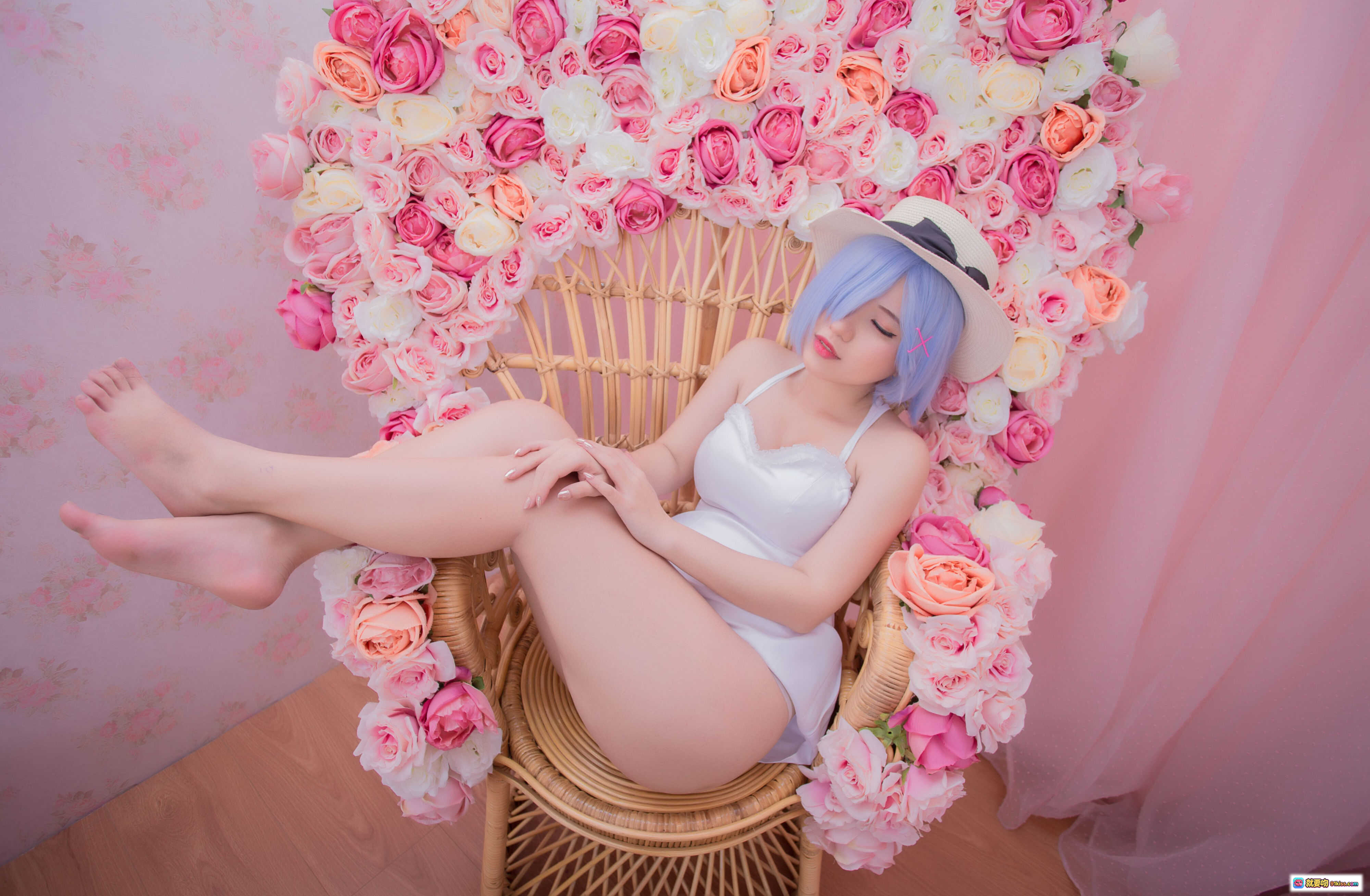 图片[10] - 越南COSER Chono Black NO.007 Rem蓝发少女写真｜粉色玫瑰花海｜白色吊带裙｜草帽造型｜藤椅美腿特写｜清新甜美风 - 就要吻