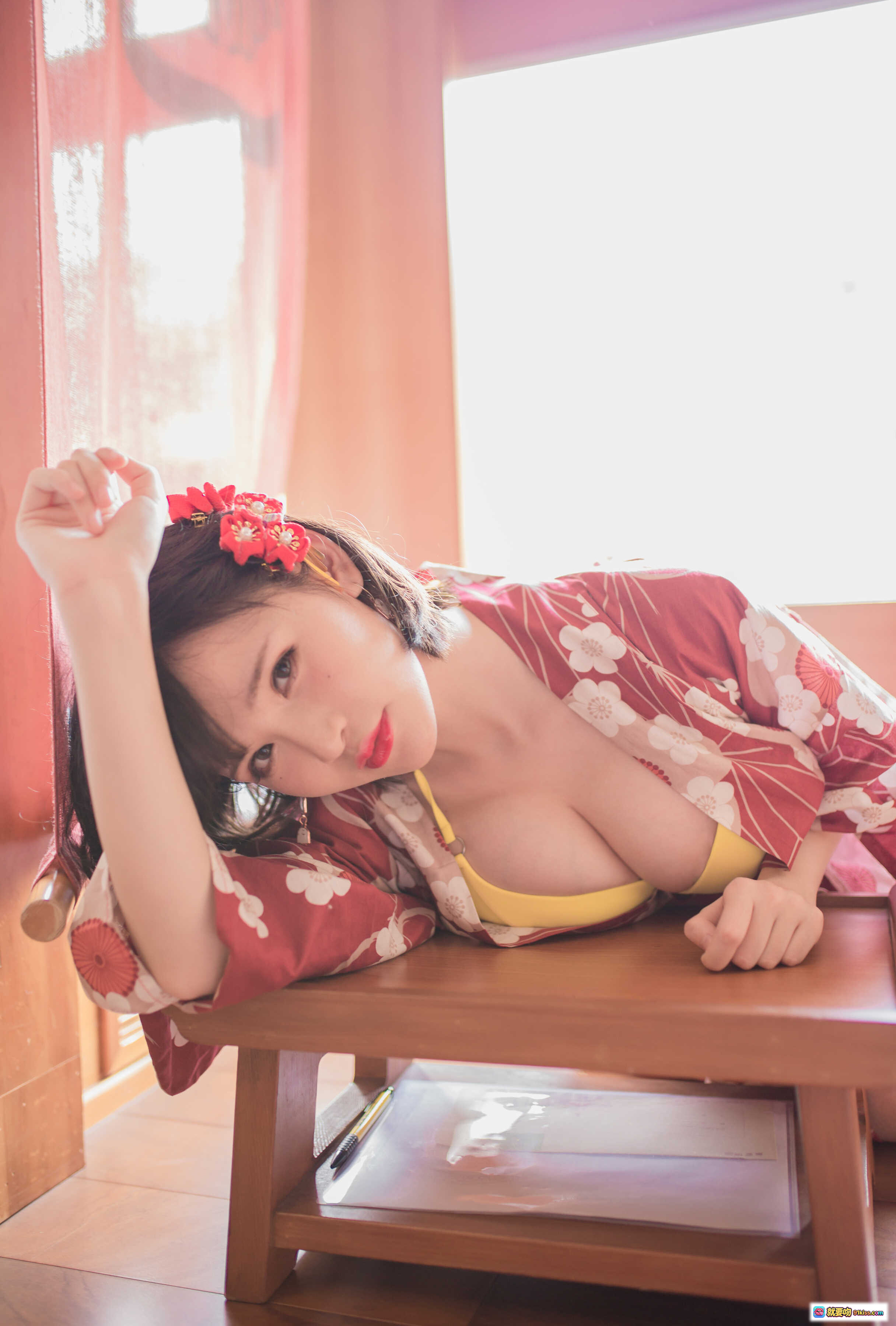 图片[7] - 小野妹子W NO.033 妹汤物语 和风浴衣少女 粉色樱花图案 黄色比基尼内搭 木质扶手倚靠 温柔日系写真 171P高清图集 - 就要吻