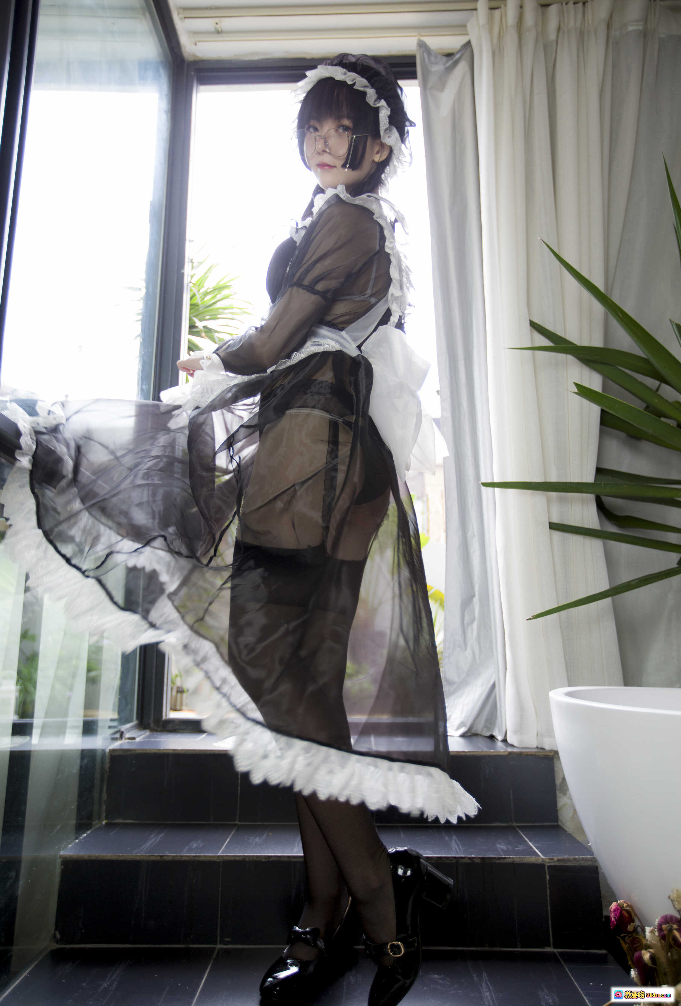 图片[6] - 一小央泽NO.031女仆新装写真 | 黑白蕾丝女仆装 | 透明纱裙 | 楼梯窗边优雅姿势 | 85P高清图集 - 就要吻