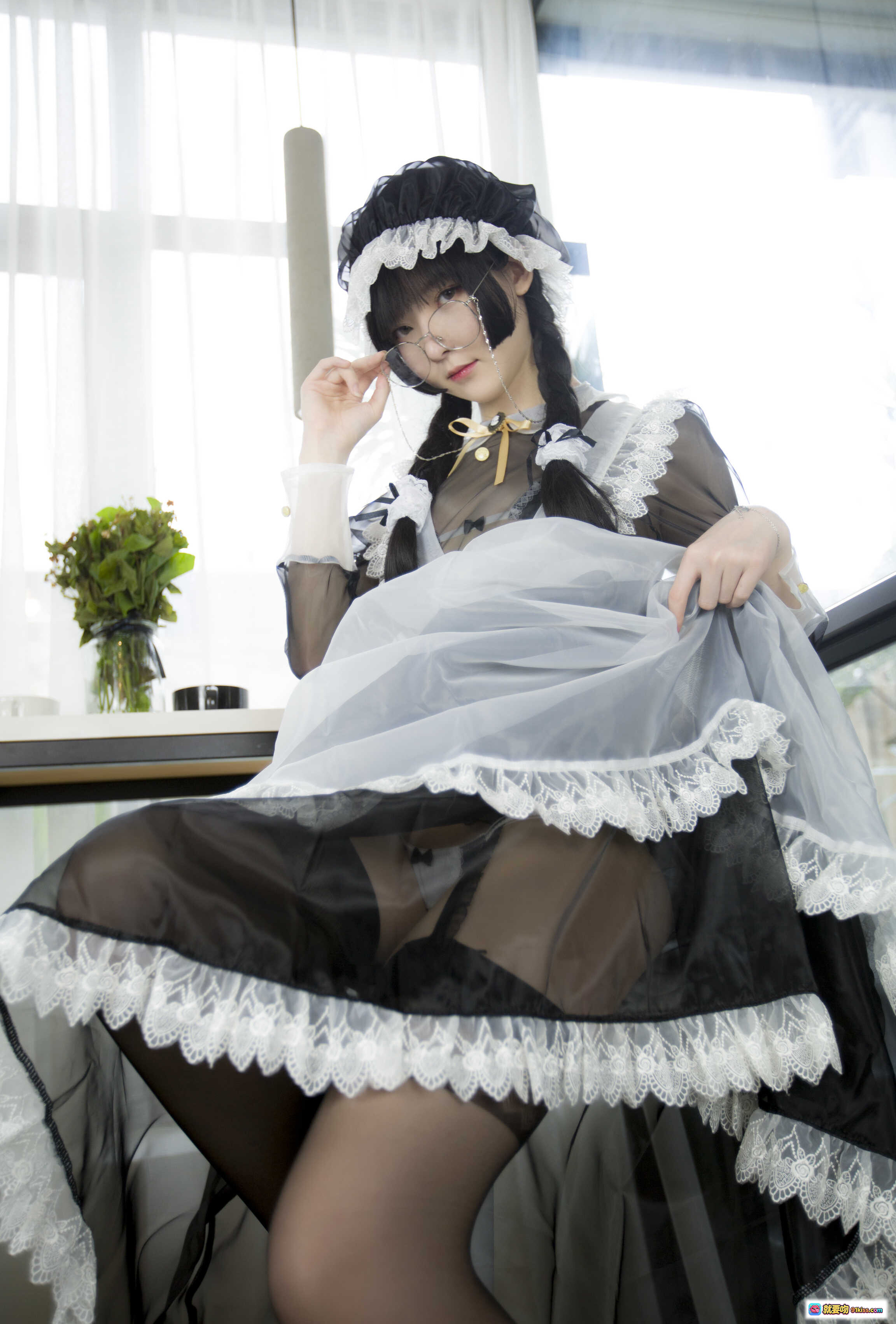 图片[2] - 一小央泽NO.031女仆新装写真 | 黑白蕾丝女仆装 | 透明纱裙 | 楼梯窗边优雅姿势 | 85P高清图集 - 就要吻