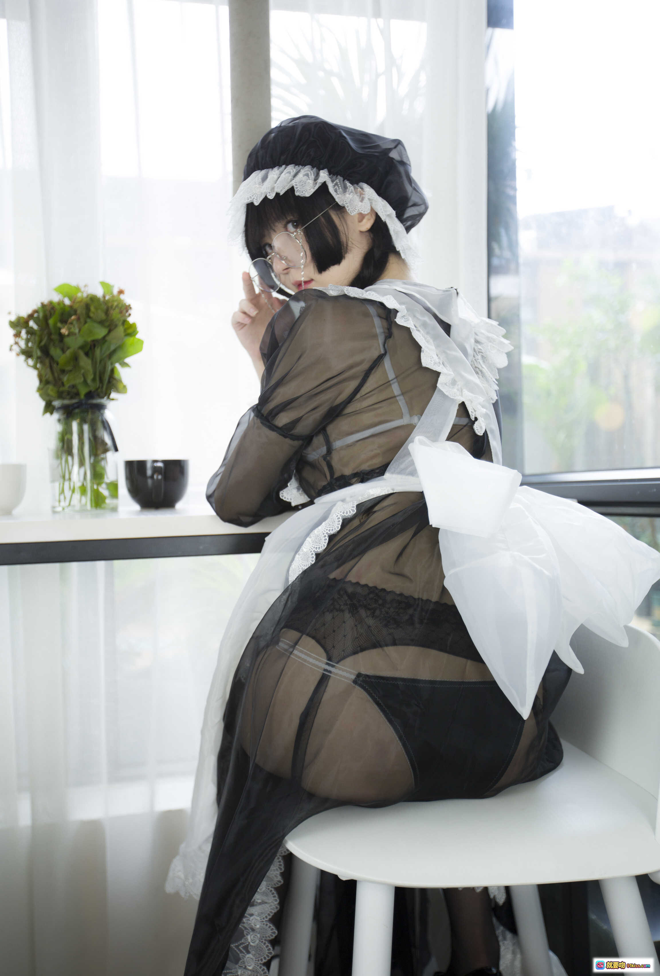 图片[9] - 一小央泽NO.031女仆新装写真 | 黑白蕾丝女仆装 | 透明纱裙 | 楼梯窗边优雅姿势 | 85P高清图集 - 就要吻