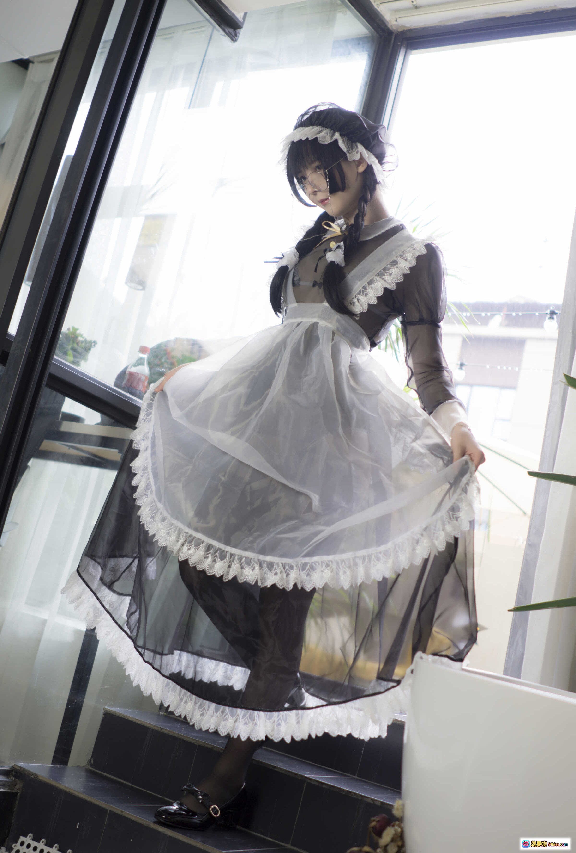 图片[1] - 一小央泽NO.031女仆新装写真 | 黑白蕾丝女仆装 | 透明纱裙 | 楼梯窗边优雅姿势 | 85P高清图集 - 就要吻