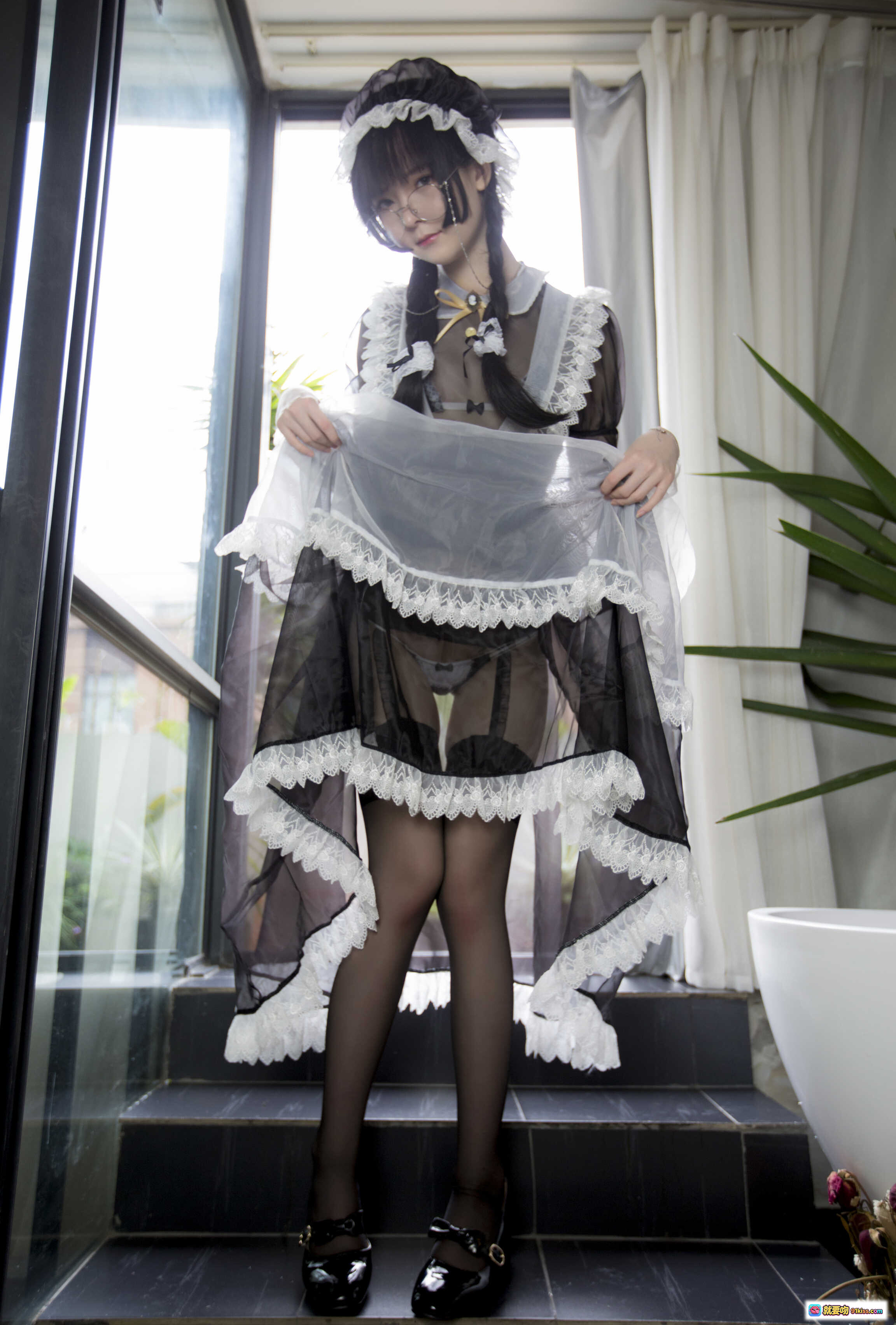 图片[5] - 一小央泽NO.031女仆新装写真 | 黑白蕾丝女仆装 | 透明纱裙 | 楼梯窗边优雅姿势 | 85P高清图集 - 就要吻