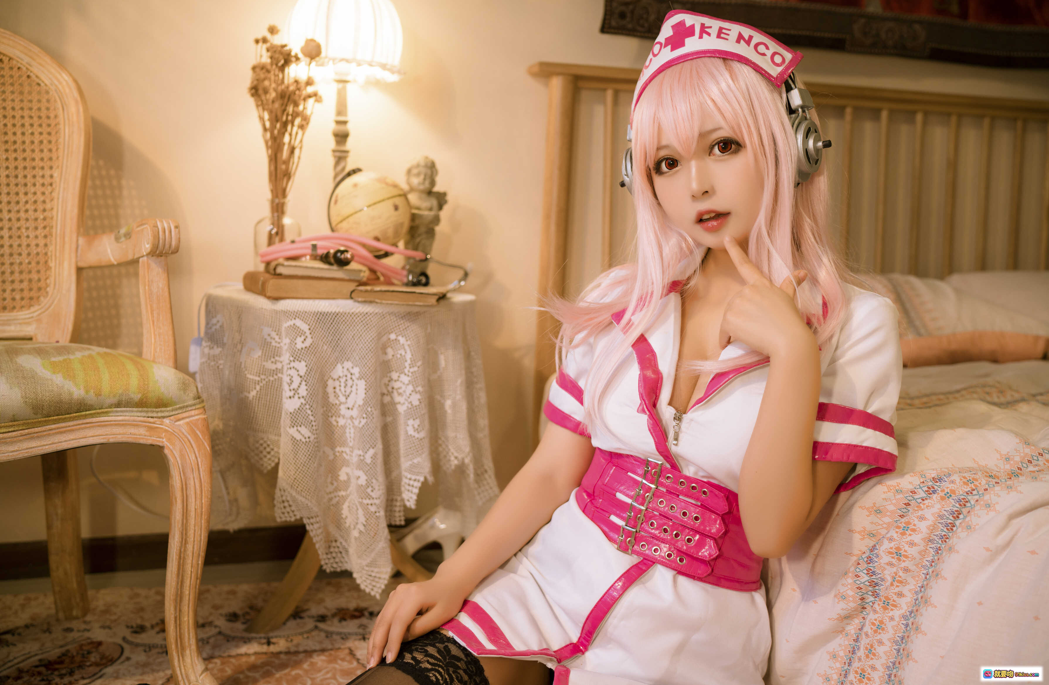 图片[8] - 黑猫猫OvO NO.012 索尼子护士装Cosplay写真 16P高清美图 粉色系甜美风 床上私房照 黑丝蕾丝细节特写 - 就要吻