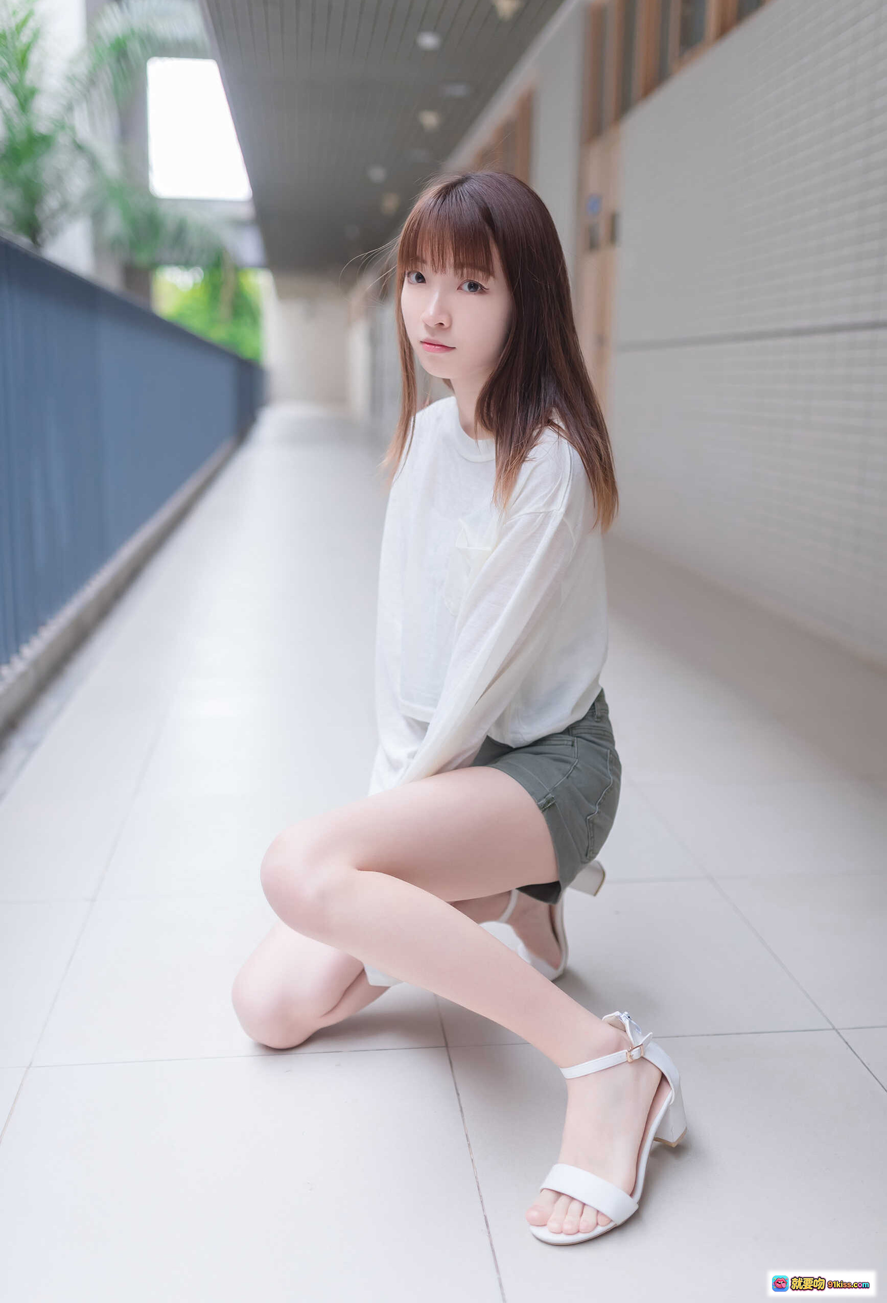 图片[3] - 祖木子NO.016极品大长腿写真 | 白色上衣清新少女风 | 校园走廊自然光人像摄影 - 就要吻