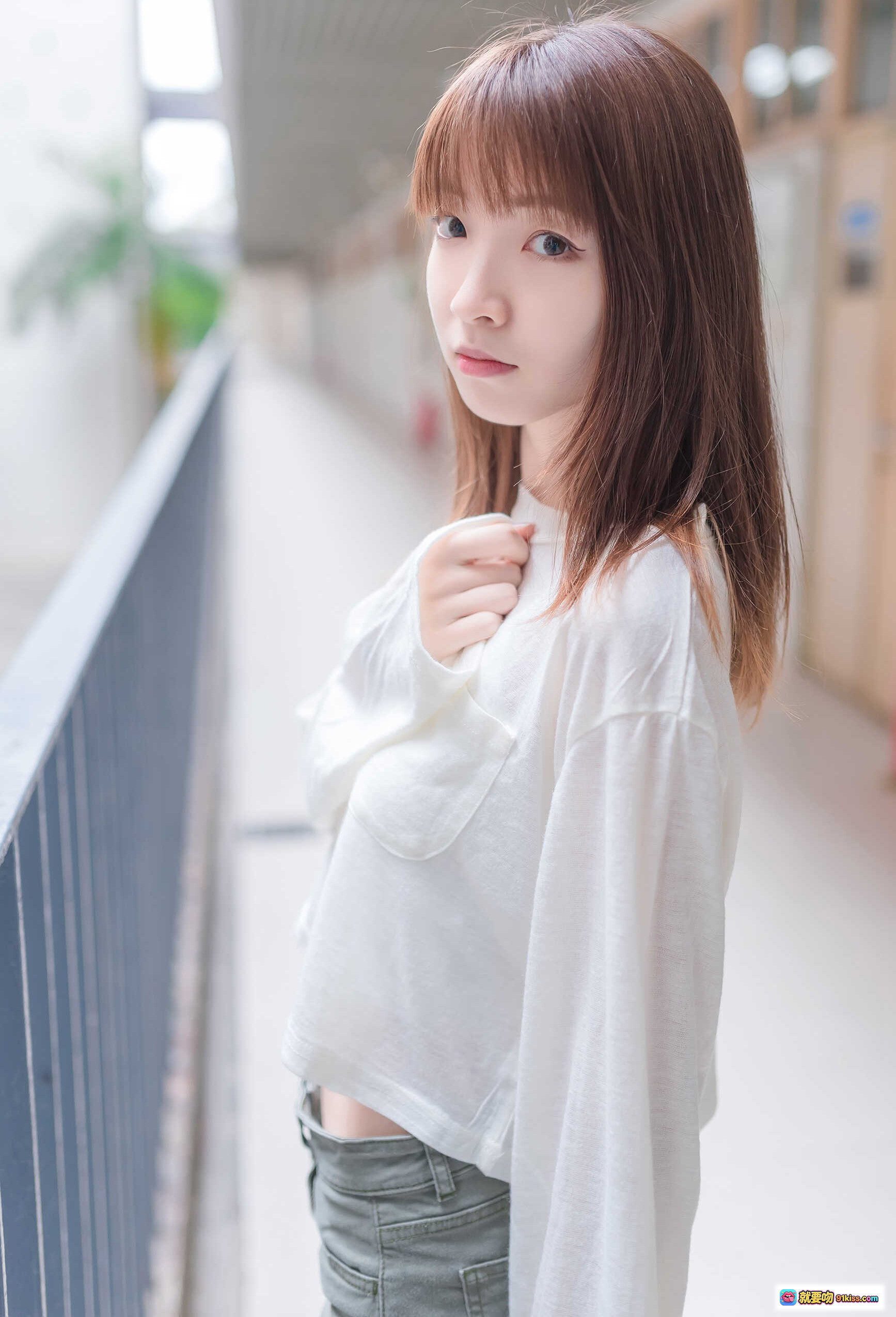 图片[1] - 祖木子NO.016极品大长腿写真 | 白色上衣清新少女风 | 校园走廊自然光人像摄影 - 就要吻