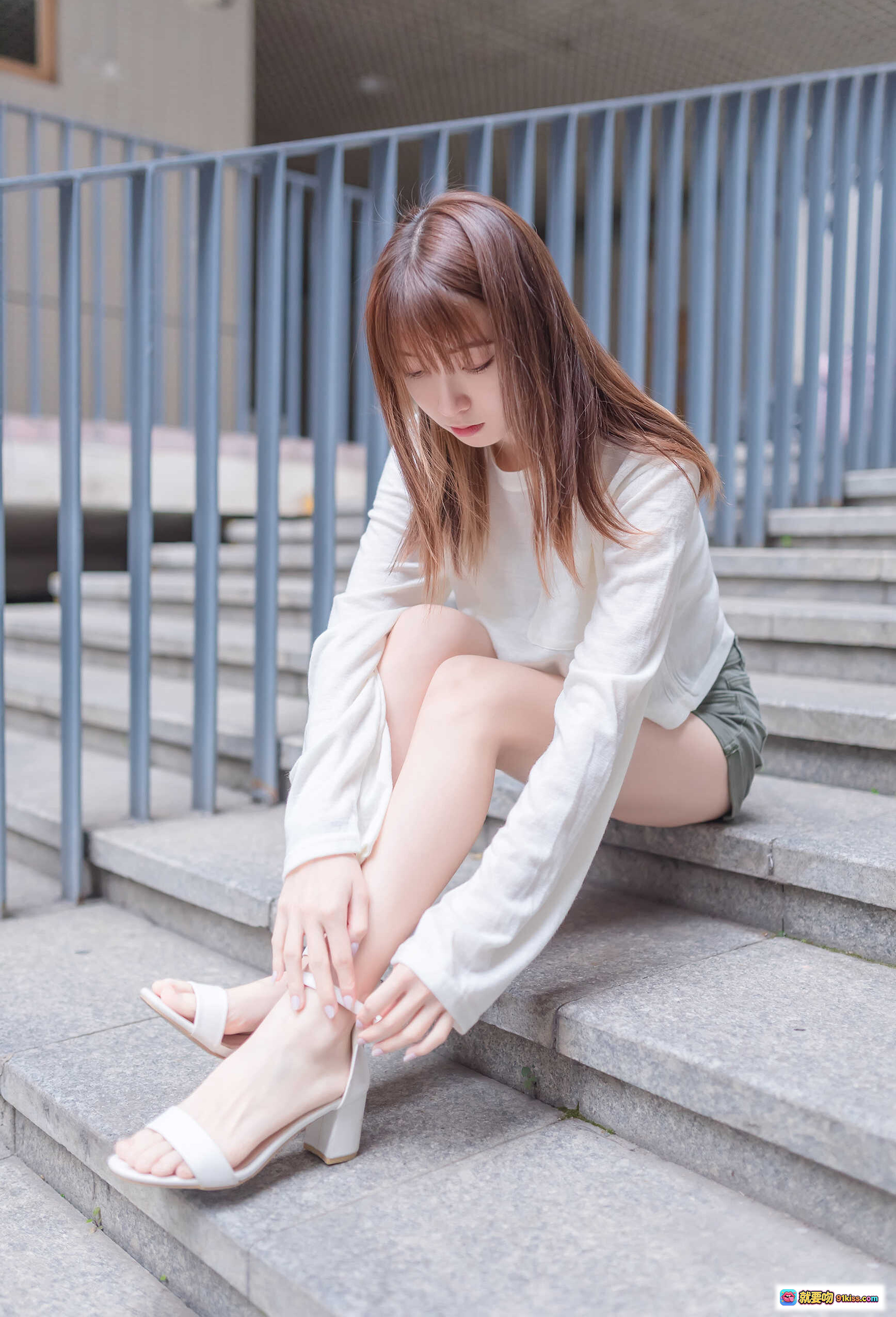 图片[7] - 祖木子NO.016极品大长腿写真 | 白色上衣清新少女风 | 校园走廊自然光人像摄影 - 就要吻