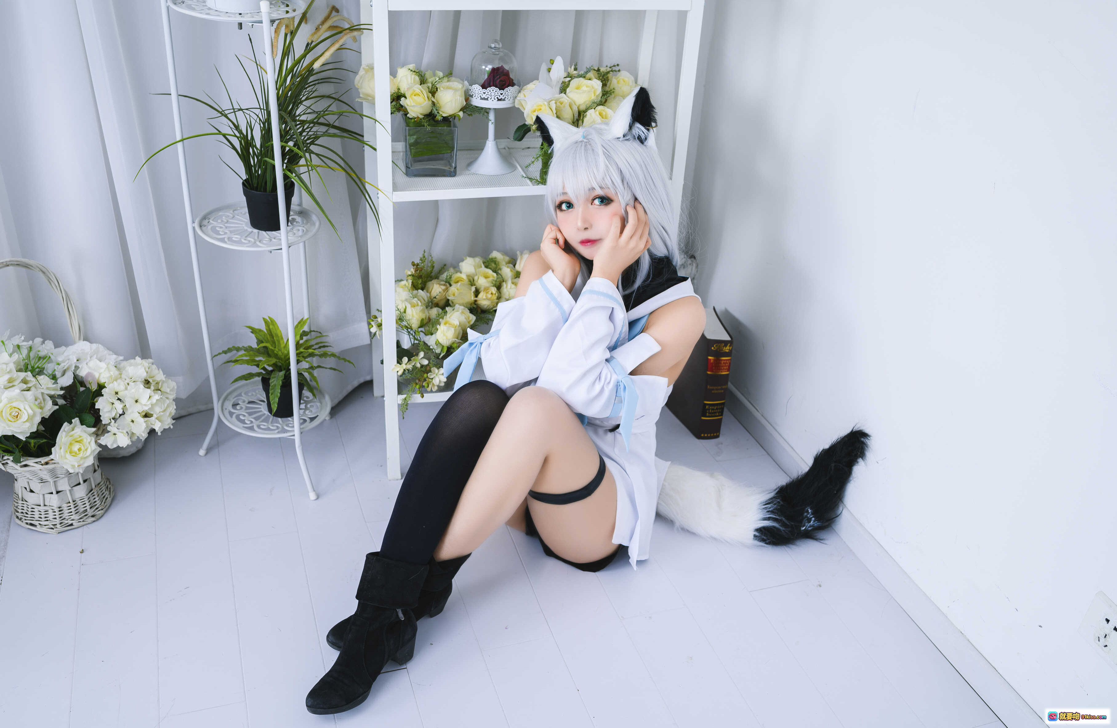 白上吹雪Cosplay写真｜黑猫猫OvO NO.015｜银发猫耳少女｜黑丝长靴｜室内花艺布景｜12P高清图集 - 就要吻