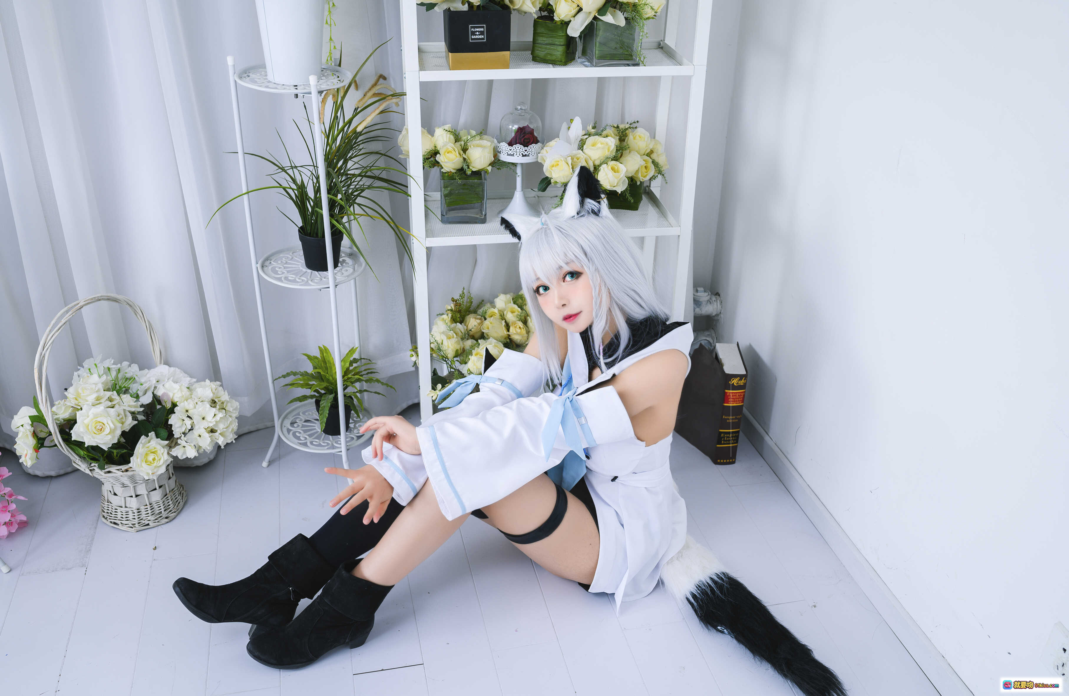 图片[9] - 白上吹雪Cosplay写真｜黑猫猫OvO NO.015｜银发猫耳少女｜黑丝长靴｜室内花艺布景｜12P高清图集 - 就要吻