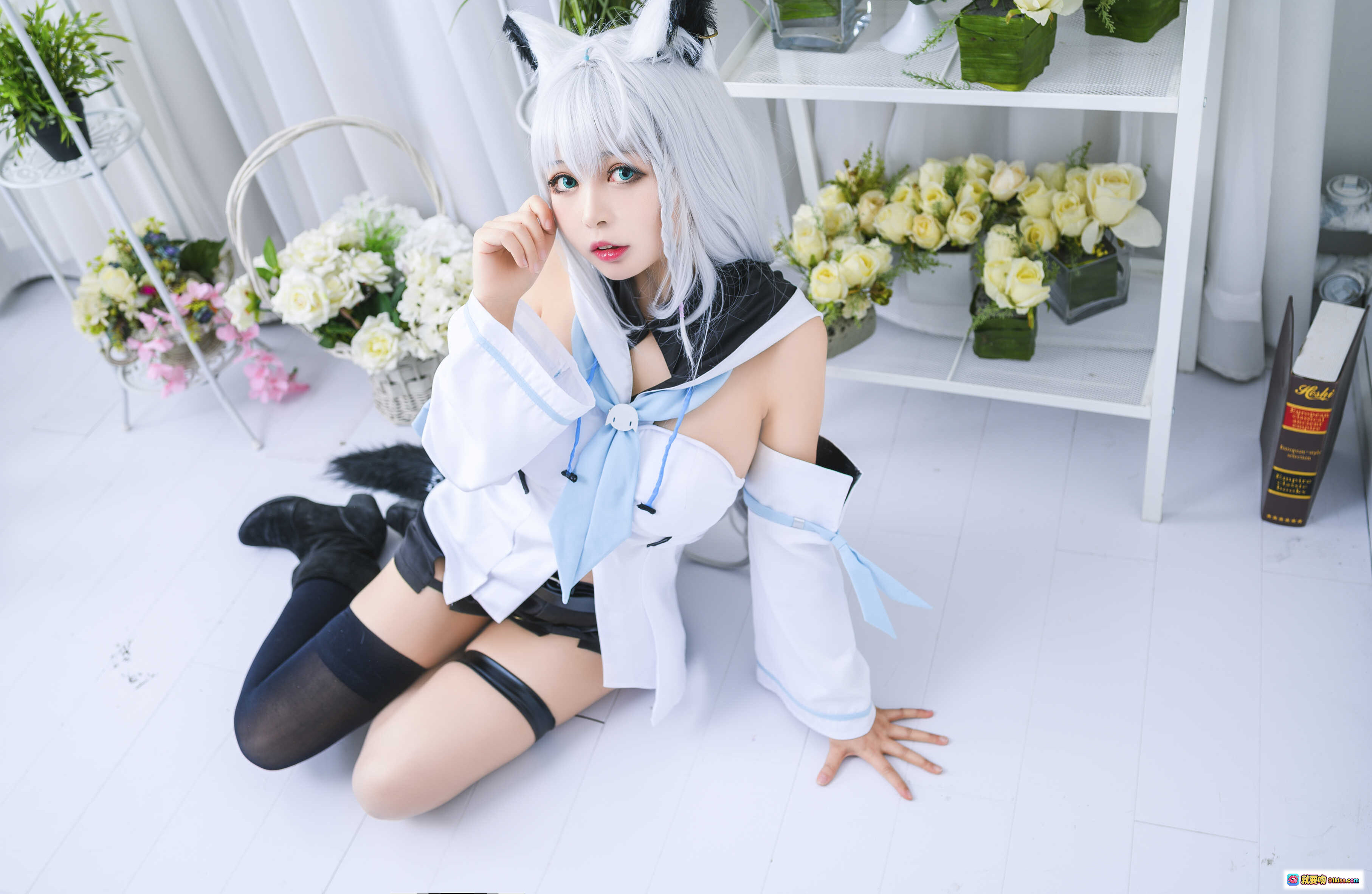 图片[2] - 白上吹雪Cosplay写真｜黑猫猫OvO NO.015｜银发猫耳少女｜黑丝长靴｜室内花艺布景｜12P高清图集 - 就要吻