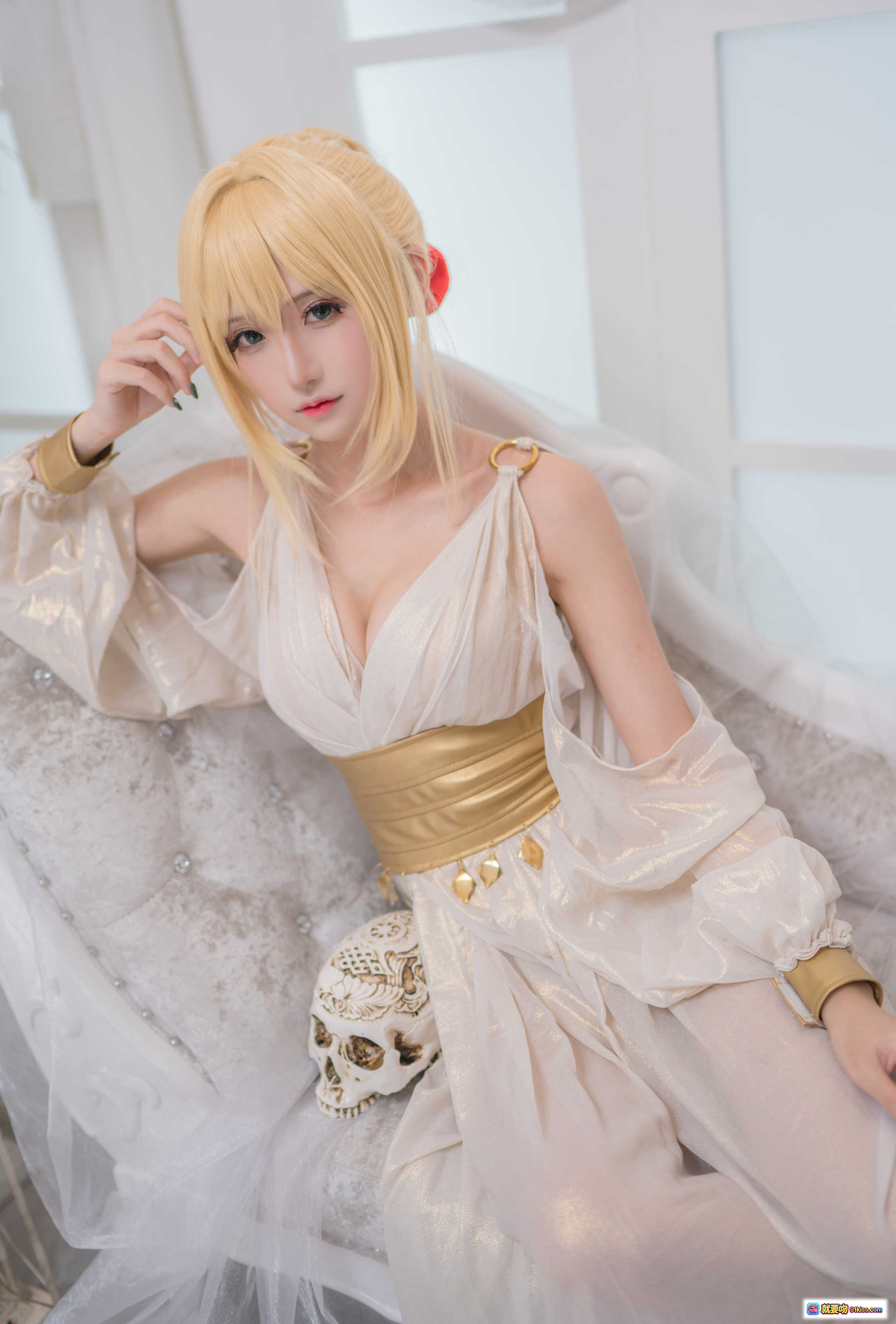 图片[10] - 腐团儿cos尼禄白裙金腰带优雅躺卧写真 精致妆容金发美腿古典沙发场景 - 就要吻