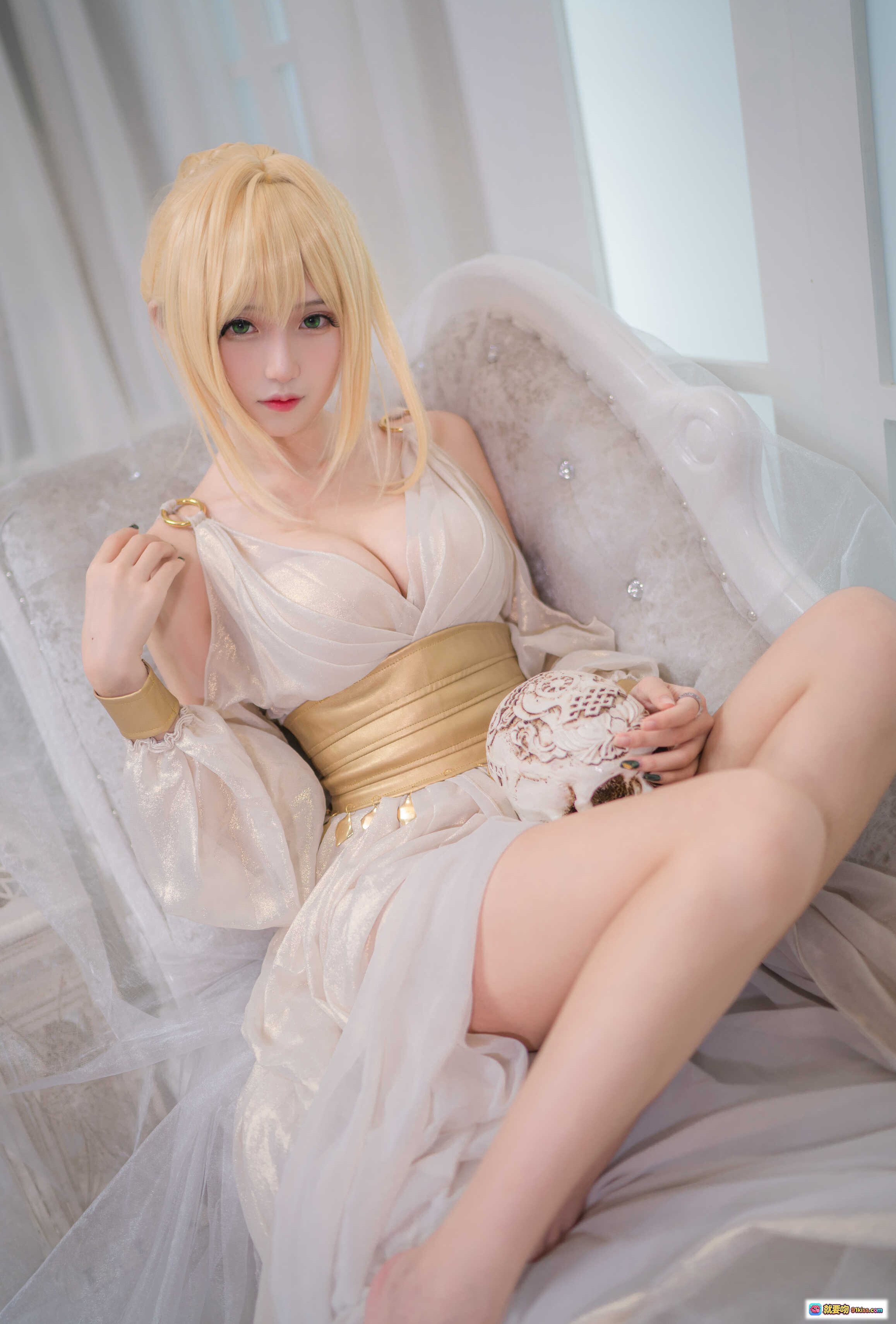 图片[9] - 腐团儿cos尼禄白裙金腰带优雅躺卧写真 精致妆容金发美腿古典沙发场景 - 就要吻
