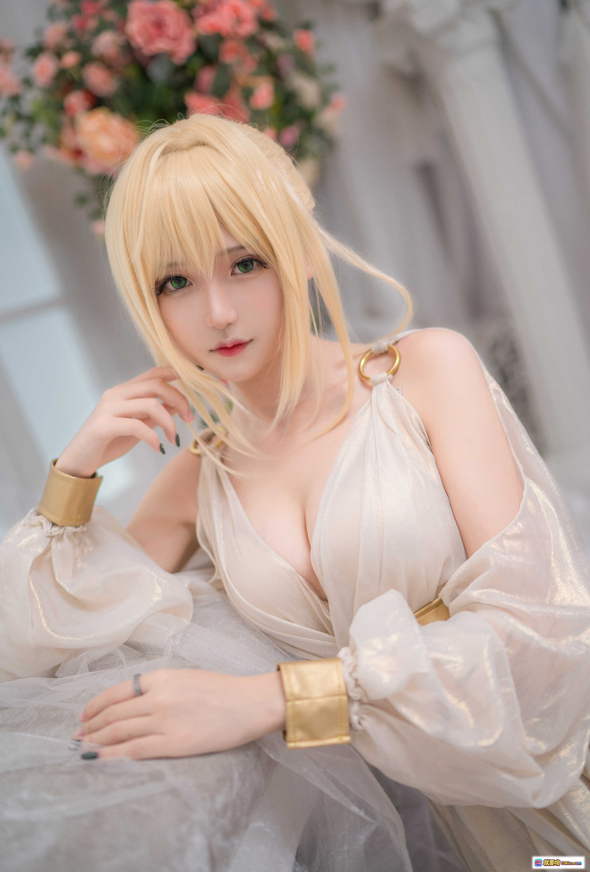 图片[4] - 腐团儿cos尼禄白裙金腰带优雅躺卧写真 精致妆容金发美腿古典沙发场景 - 就要吻