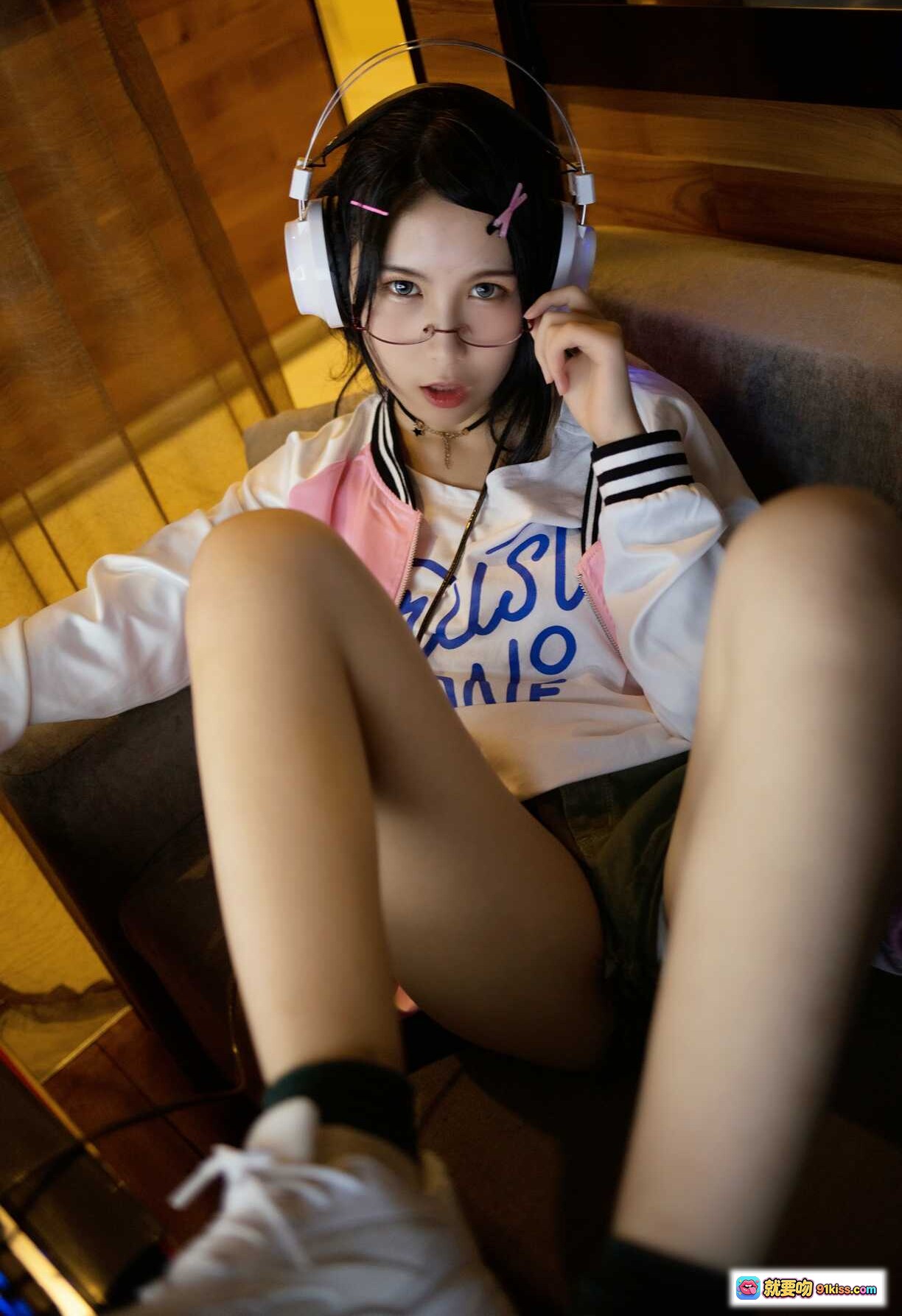 逐月SU网吧历险记写真｜粉色夹克+黑丝美腿+电竞耳机+眼镜少女风穿搭拍照 - 就要吻