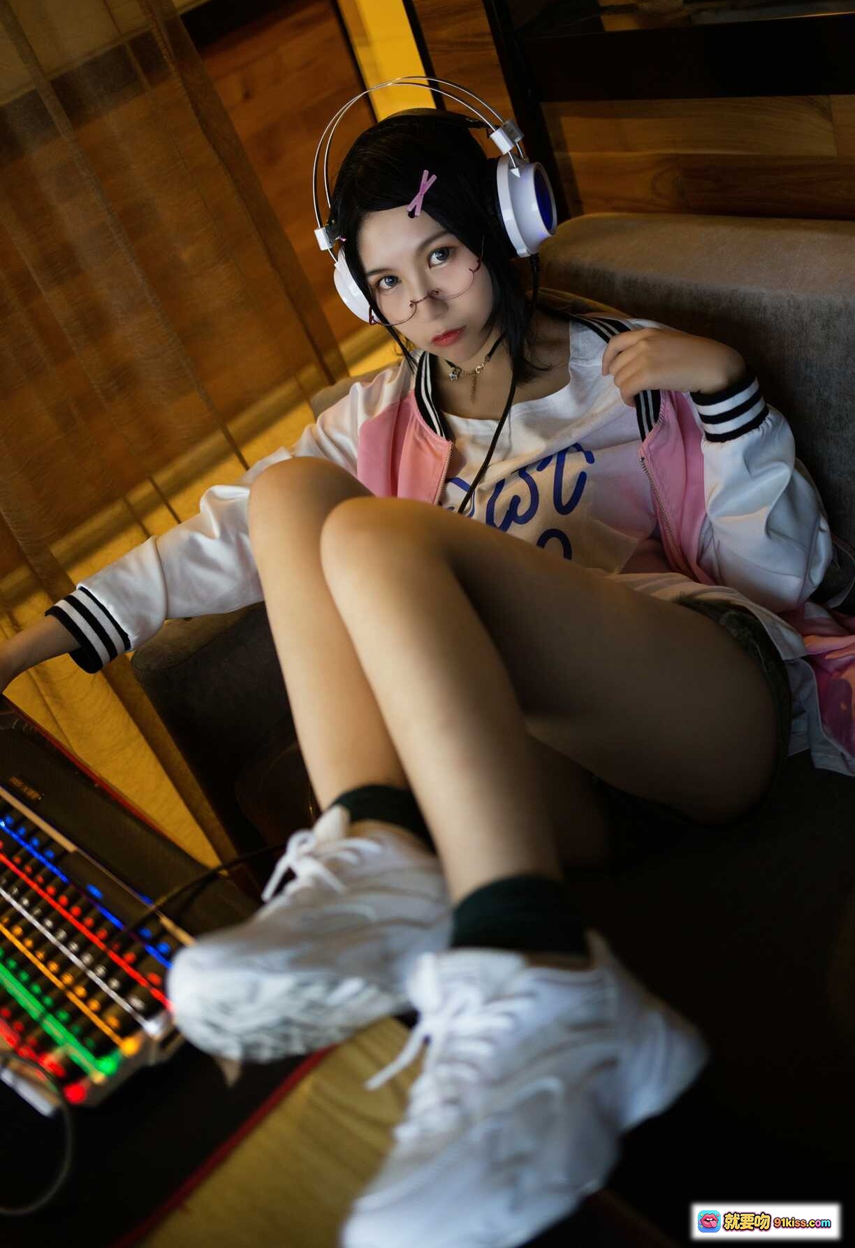 图片[9] - 逐月SU网吧历险记写真｜粉色夹克+黑丝美腿+电竞耳机+眼镜少女风穿搭拍照 - 就要吻