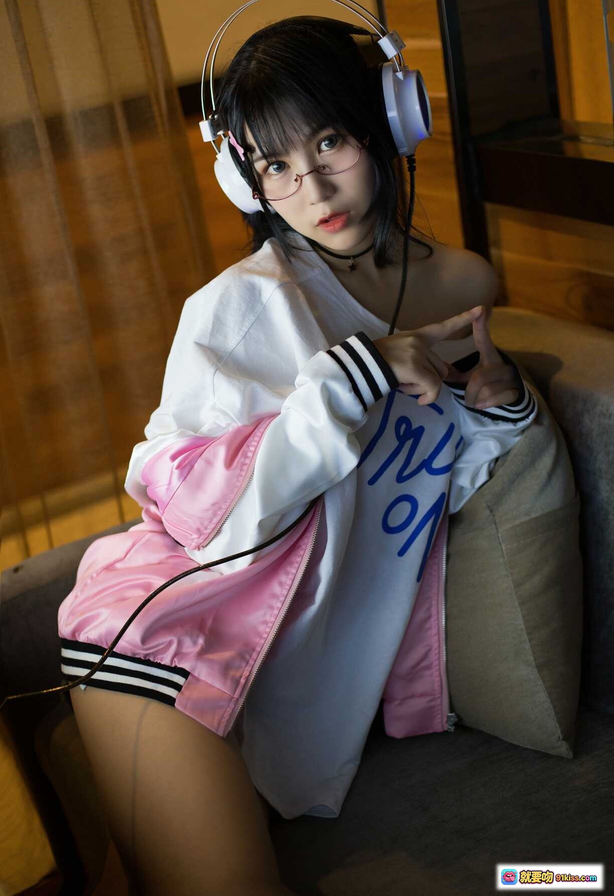 图片[2] - 逐月SU网吧历险记写真｜粉色夹克+黑丝美腿+电竞耳机+眼镜少女风穿搭拍照 - 就要吻