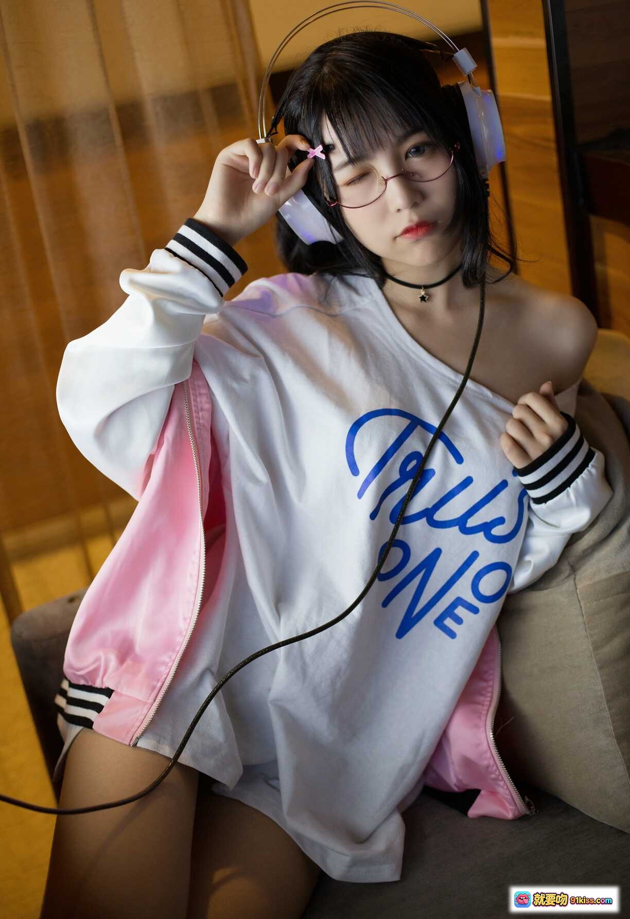 图片[7] - 逐月SU网吧历险记写真｜粉色夹克+黑丝美腿+电竞耳机+眼镜少女风穿搭拍照 - 就要吻