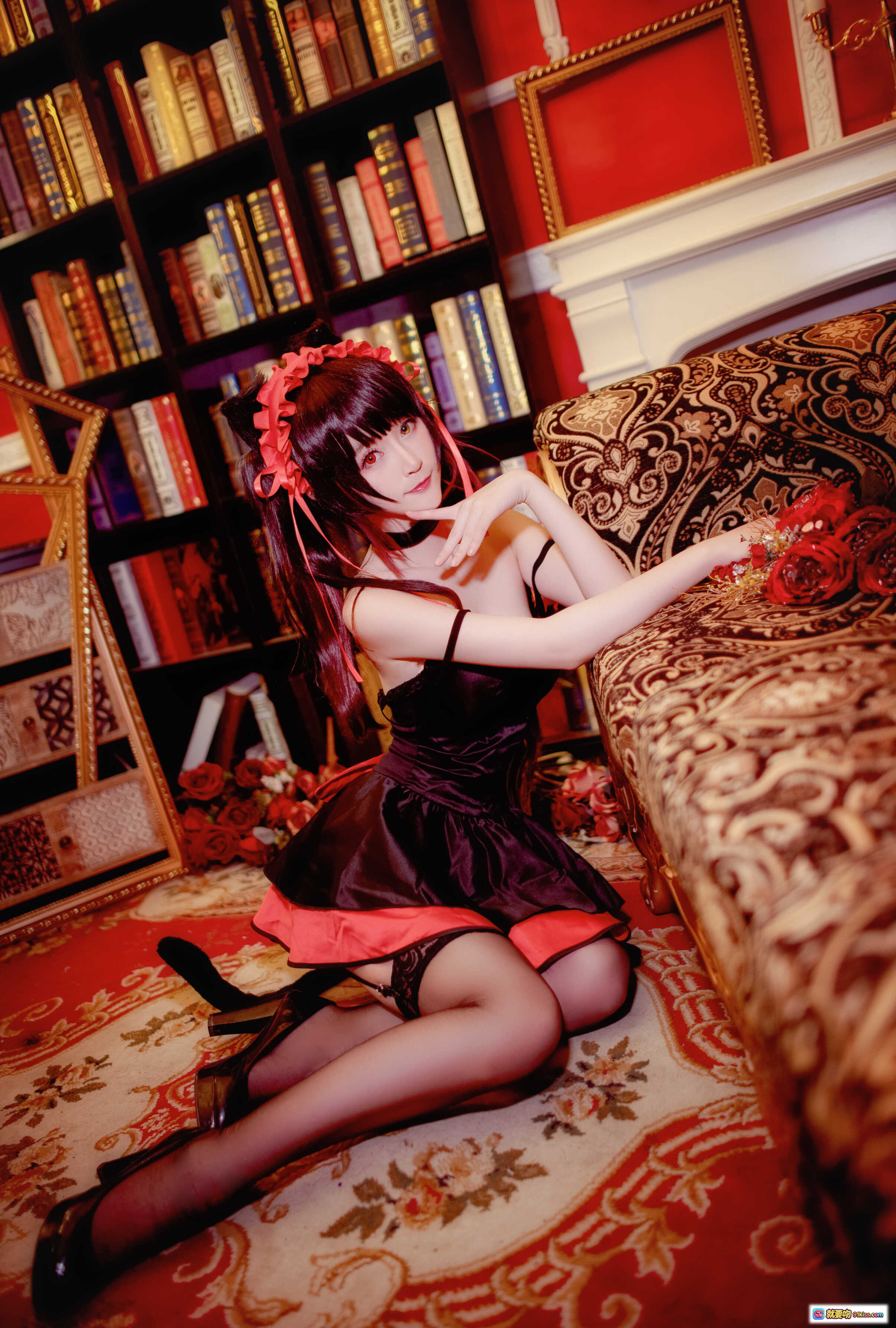 图片[1] - 时崎狂三cosplay黑裙红边造型 金鱼yui NO.012 书房玫瑰地毯写真 11P高清图集 - 就要吻