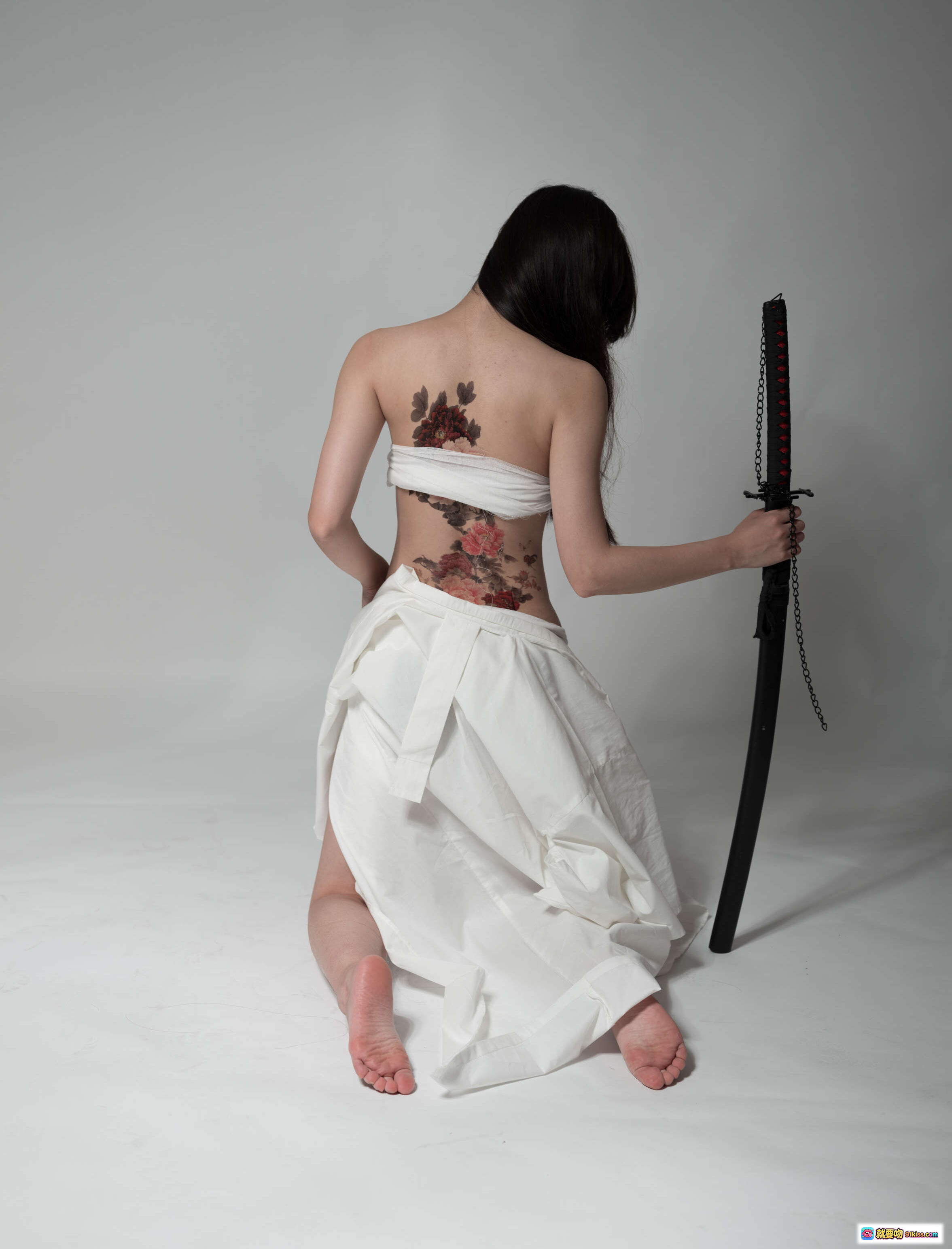 爱老师白裙持刀背影纹身写真NO.041束缚艺术摄影31P452MB - 就要吻