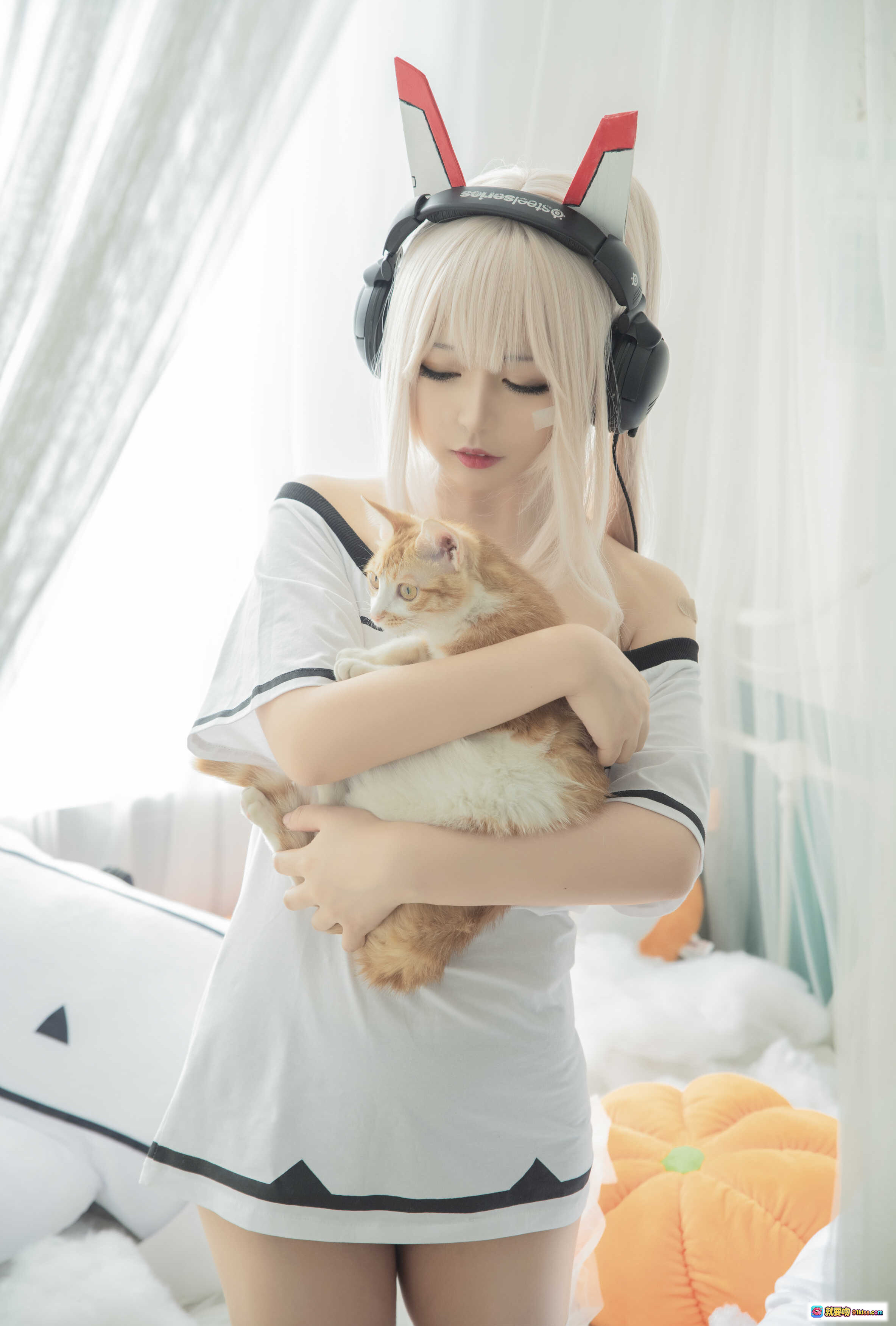 图片[5] - 黑猫猫OvO NO.016 肥宅凌波cosplay 白发兔耳耳机少女床上写真 19P高清图集 - 就要吻