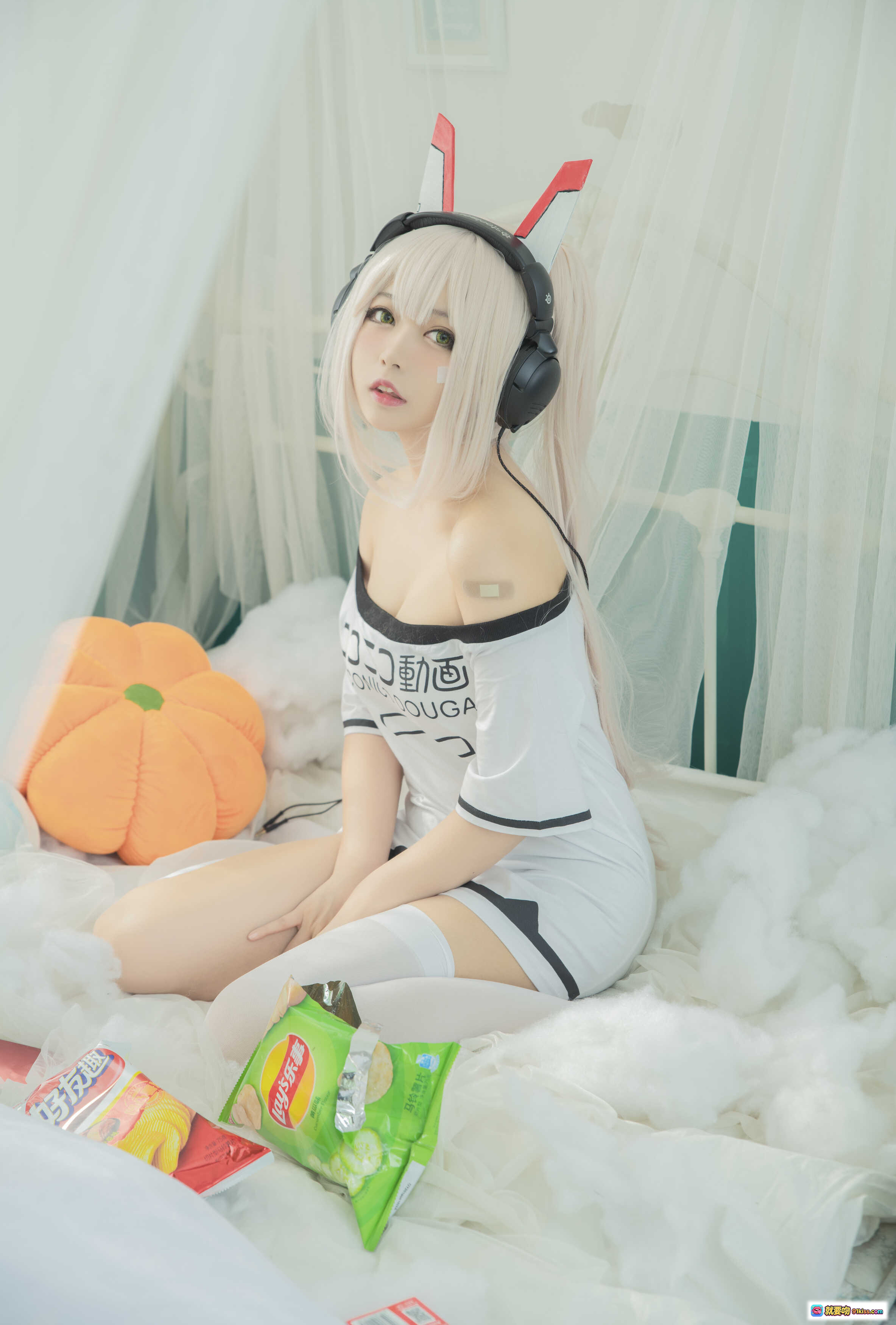 图片[7] - 黑猫猫OvO NO.016 肥宅凌波cosplay 白发兔耳耳机少女床上写真 19P高清图集 - 就要吻