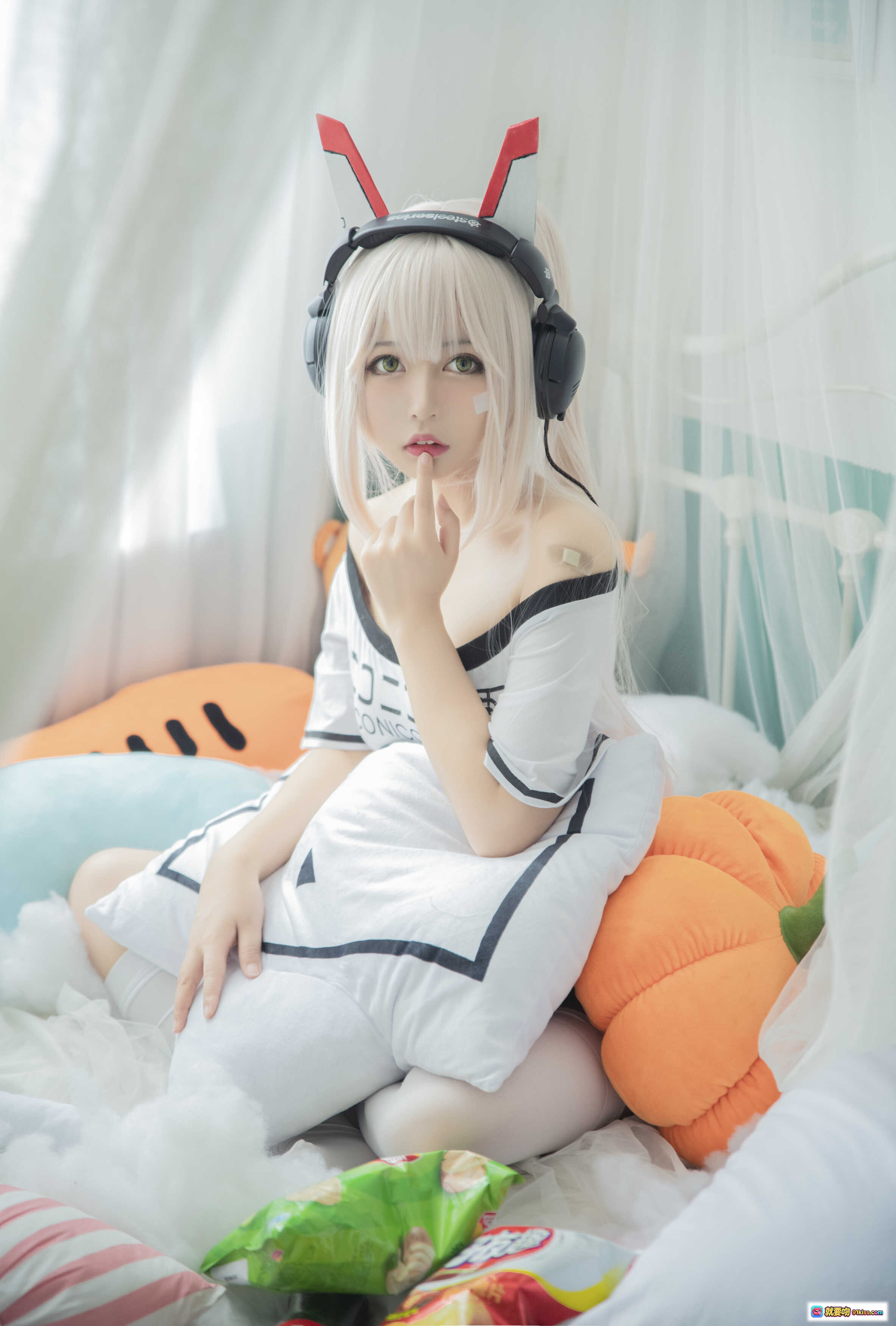 图片[8] - 黑猫猫OvO NO.016 肥宅凌波cosplay 白发兔耳耳机少女床上写真 19P高清图集 - 就要吻