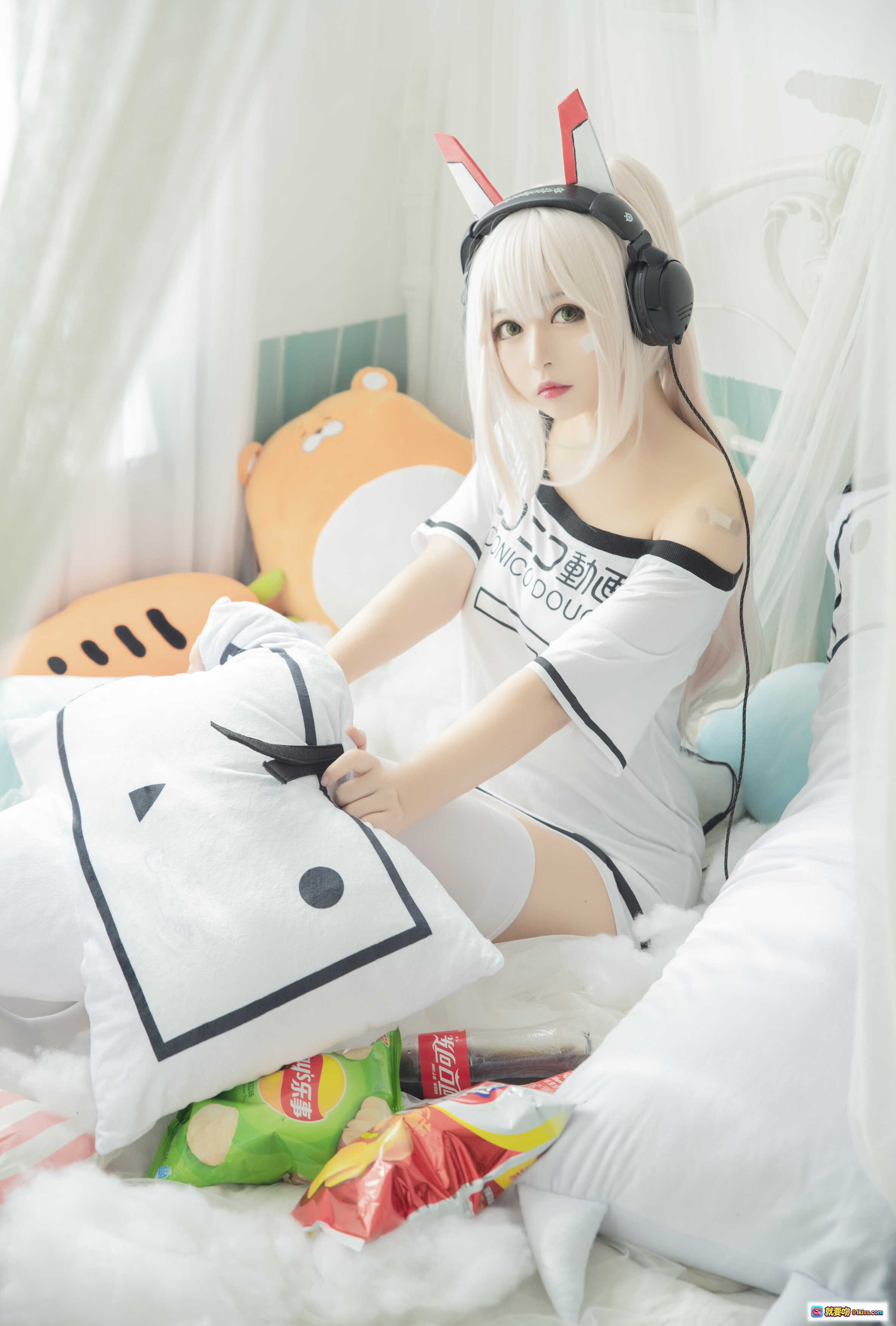 图片[9] - 黑猫猫OvO NO.016 肥宅凌波cosplay 白发兔耳耳机少女床上写真 19P高清图集 - 就要吻