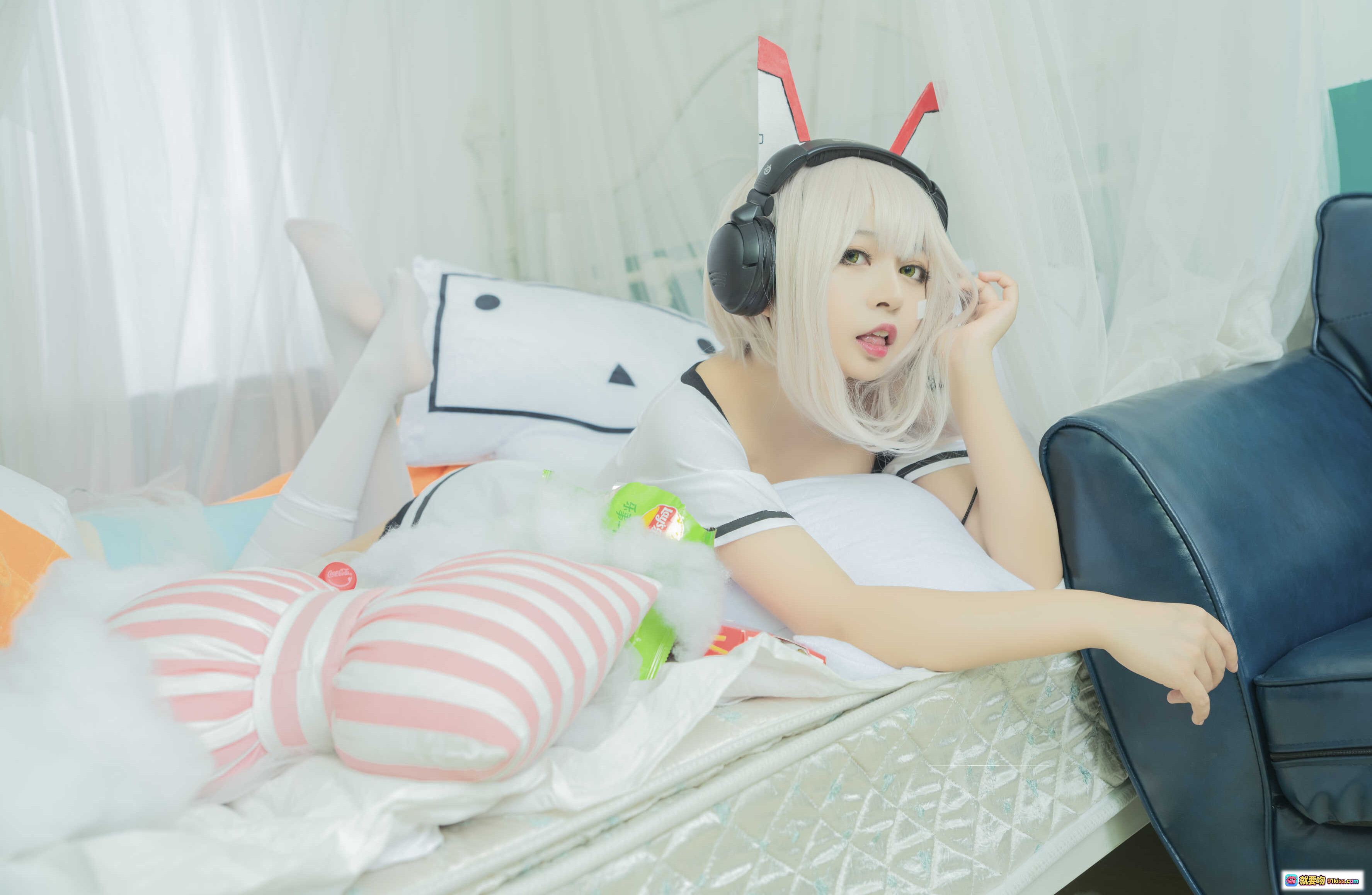 图片[10] - 黑猫猫OvO NO.016 肥宅凌波cosplay 白发兔耳耳机少女床上写真 19P高清图集 - 就要吻
