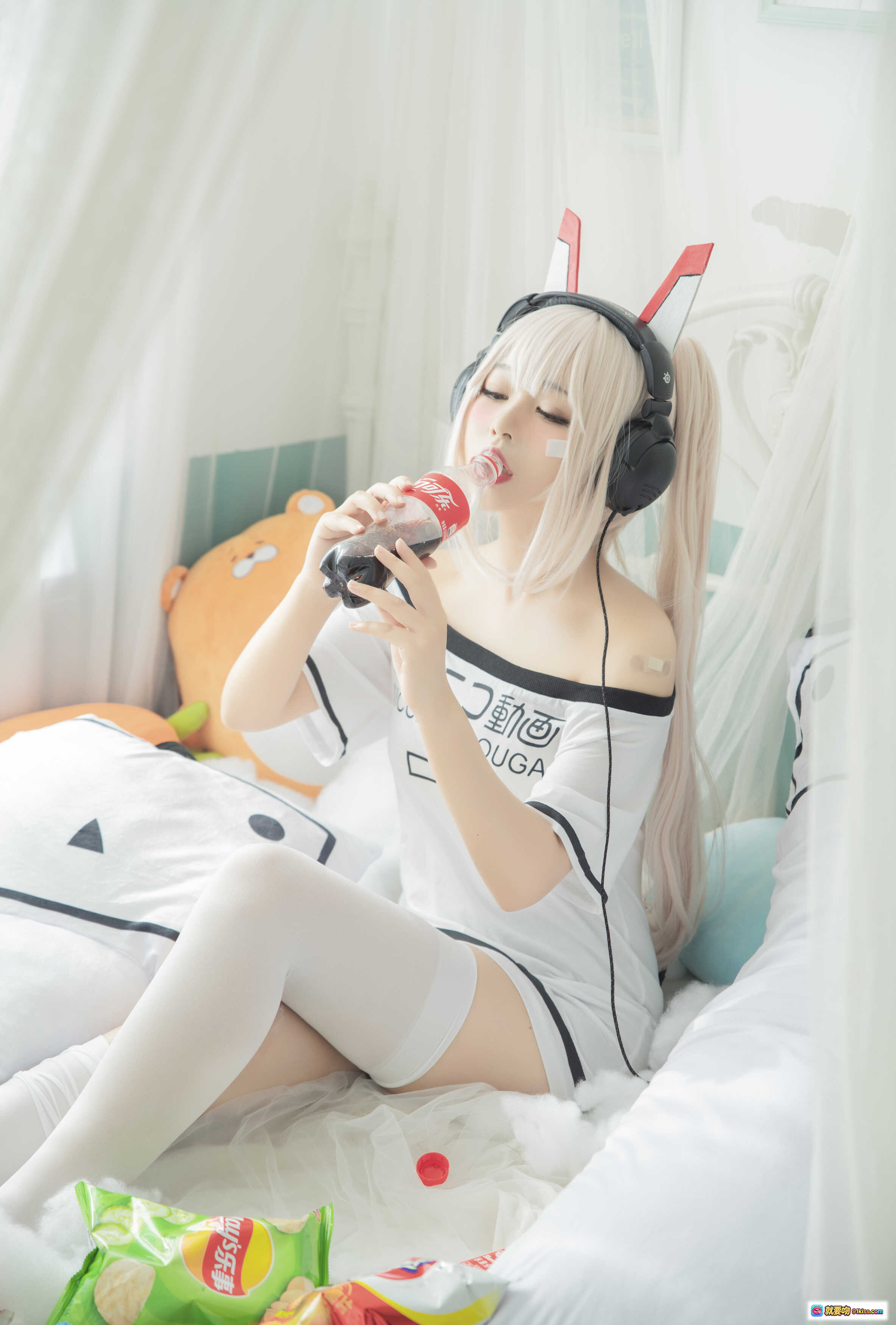图片[3] - 黑猫猫OvO NO.016 肥宅凌波cosplay 白发兔耳耳机少女床上写真 19P高清图集 - 就要吻