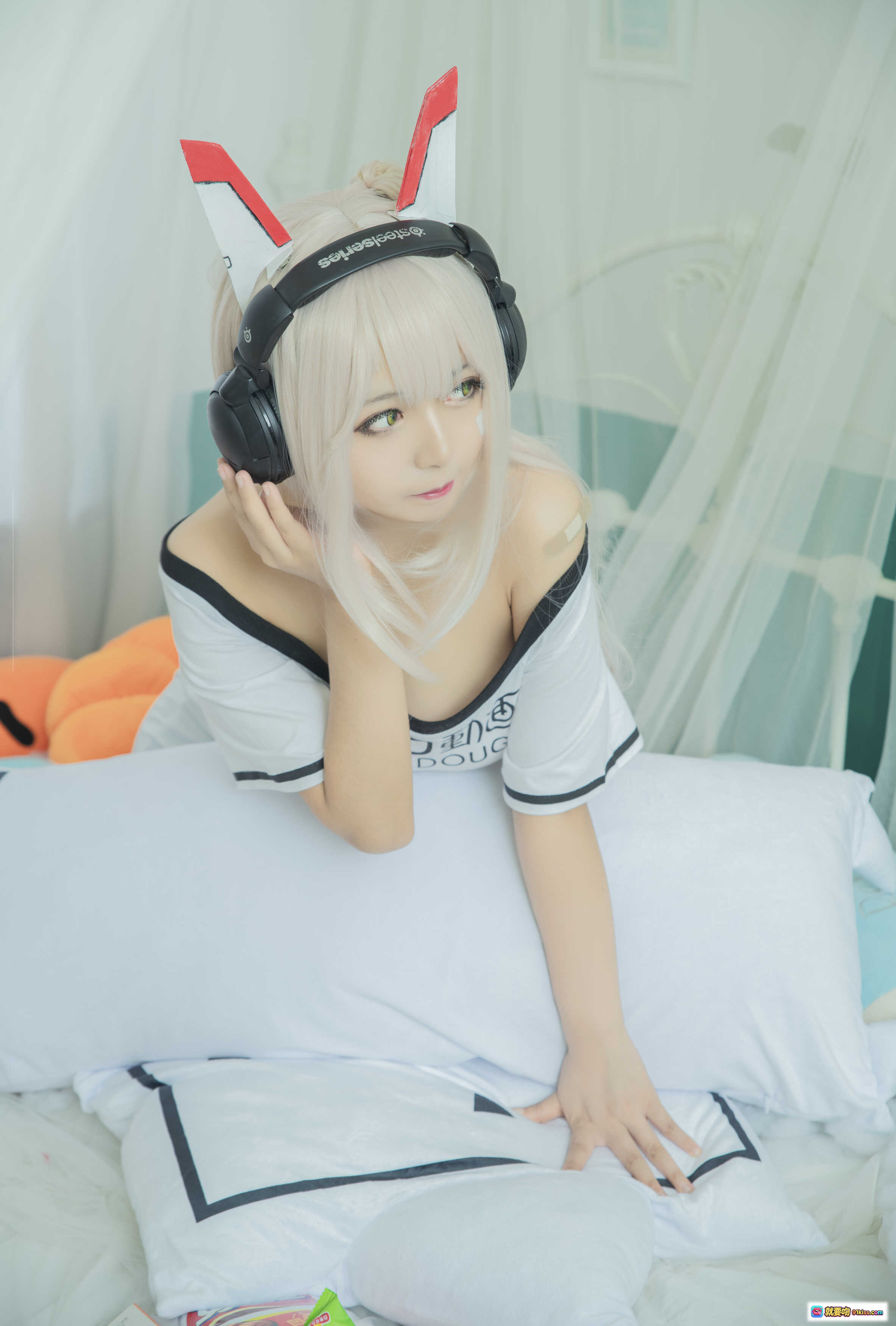 黑猫猫OvO NO.016 肥宅凌波cosplay 白发兔耳耳机少女床上写真 19P高清图集 - 就要吻
