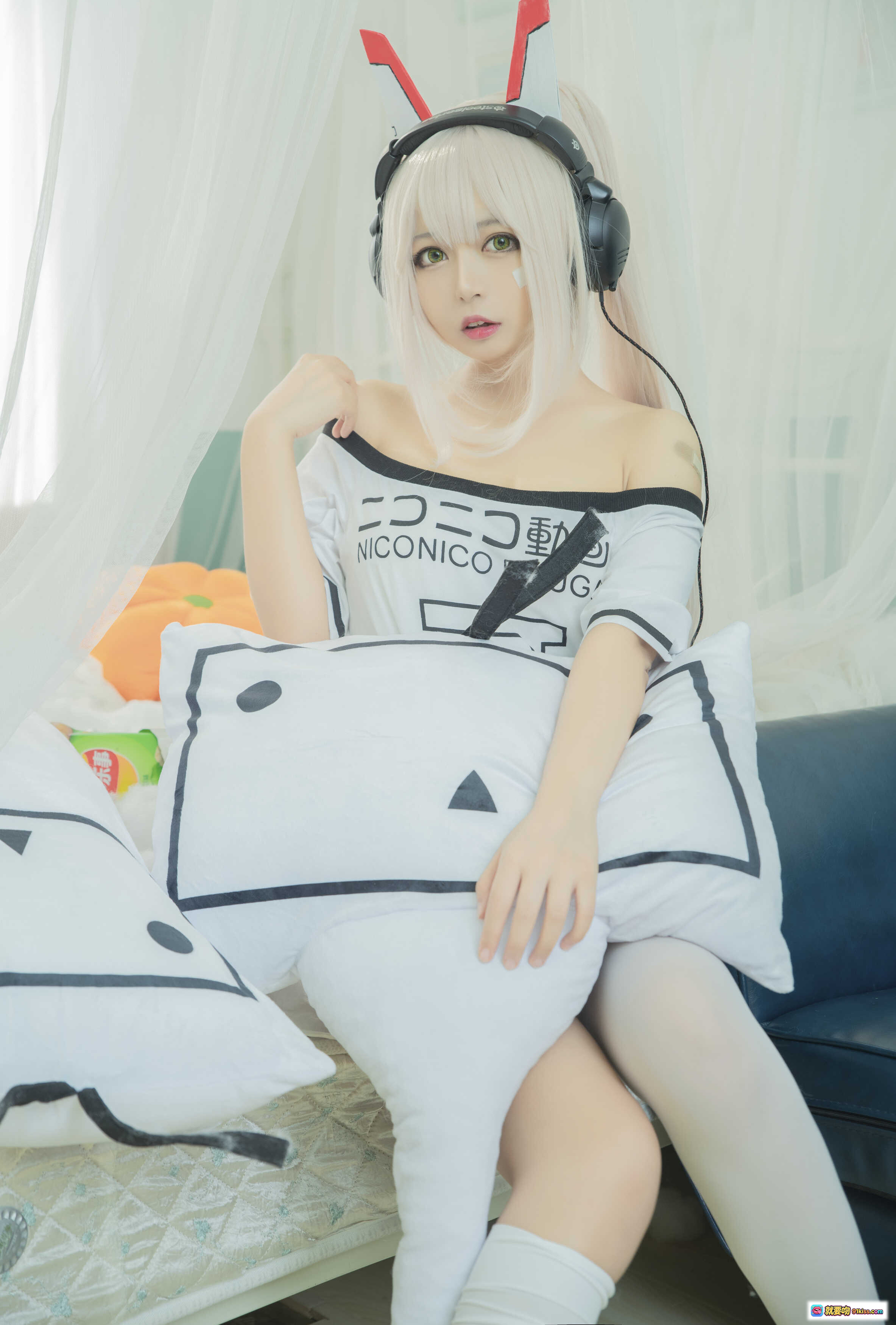 图片[6] - 黑猫猫OvO NO.016 肥宅凌波cosplay 白发兔耳耳机少女床上写真 19P高清图集 - 就要吻