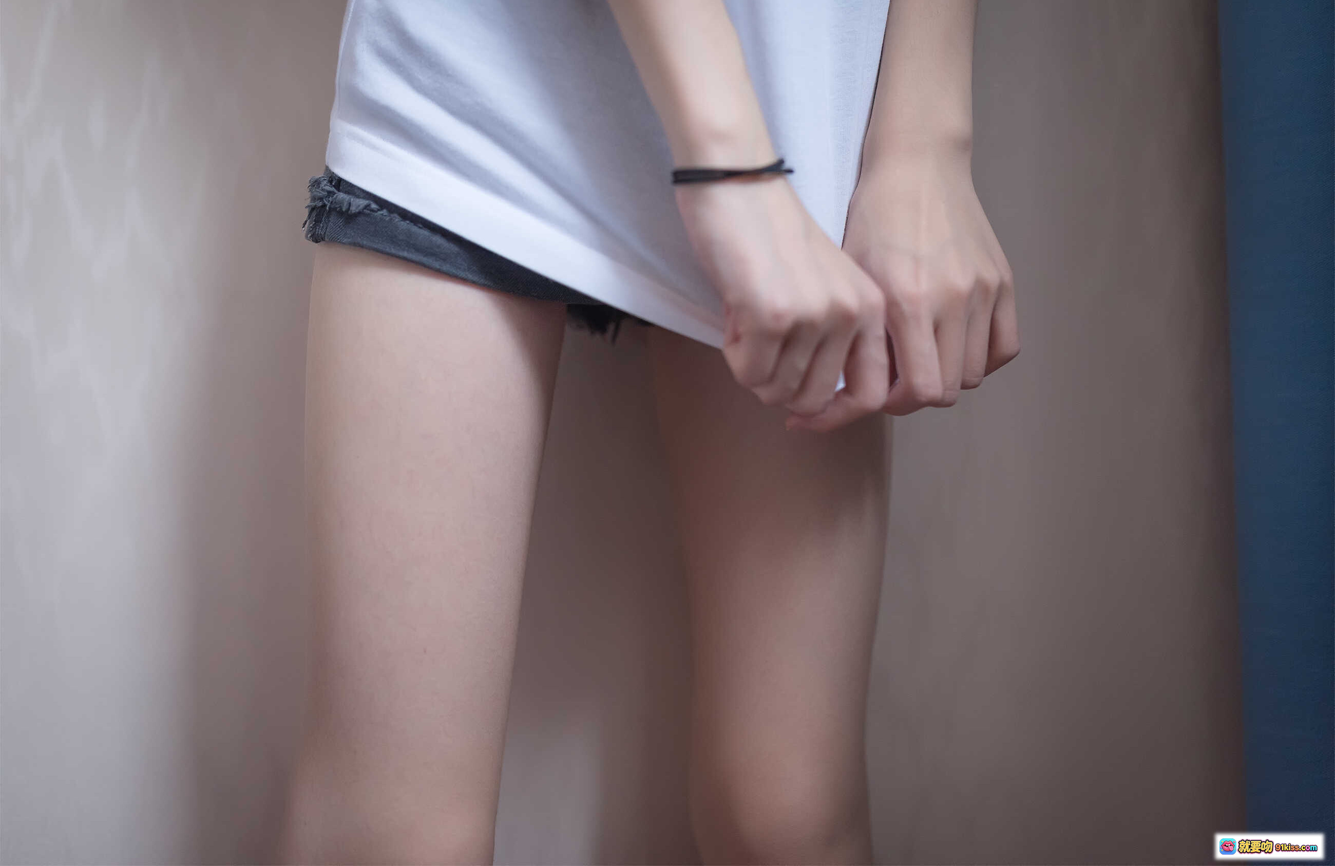 图片[5] - 祖木子NO.005青春少女美腿写真 50P高清图集 白T黑短裤赤足木地板自然光拍摄 - 就要吻