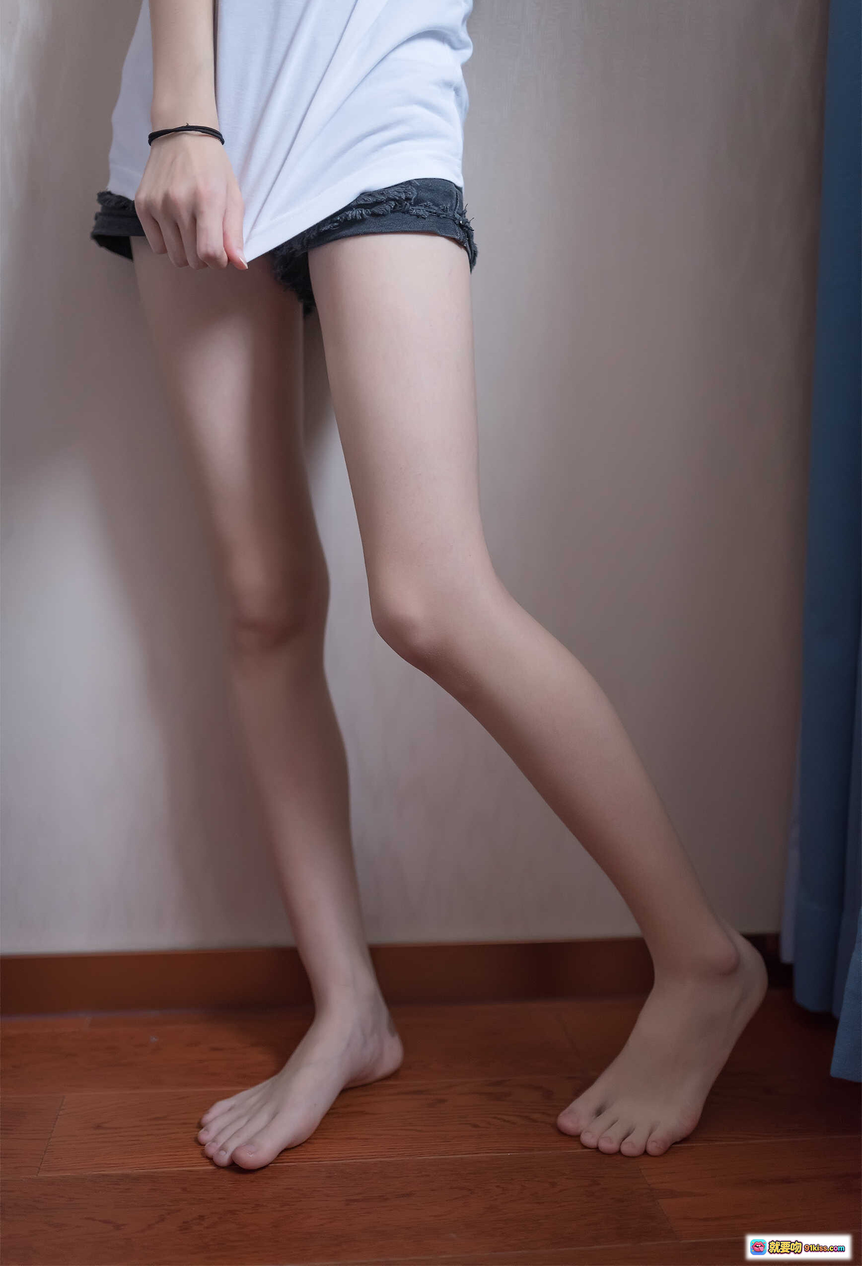 图片[1] - 祖木子NO.005青春少女美腿写真 50P高清图集 白T黑短裤赤足木地板自然光拍摄 - 就要吻