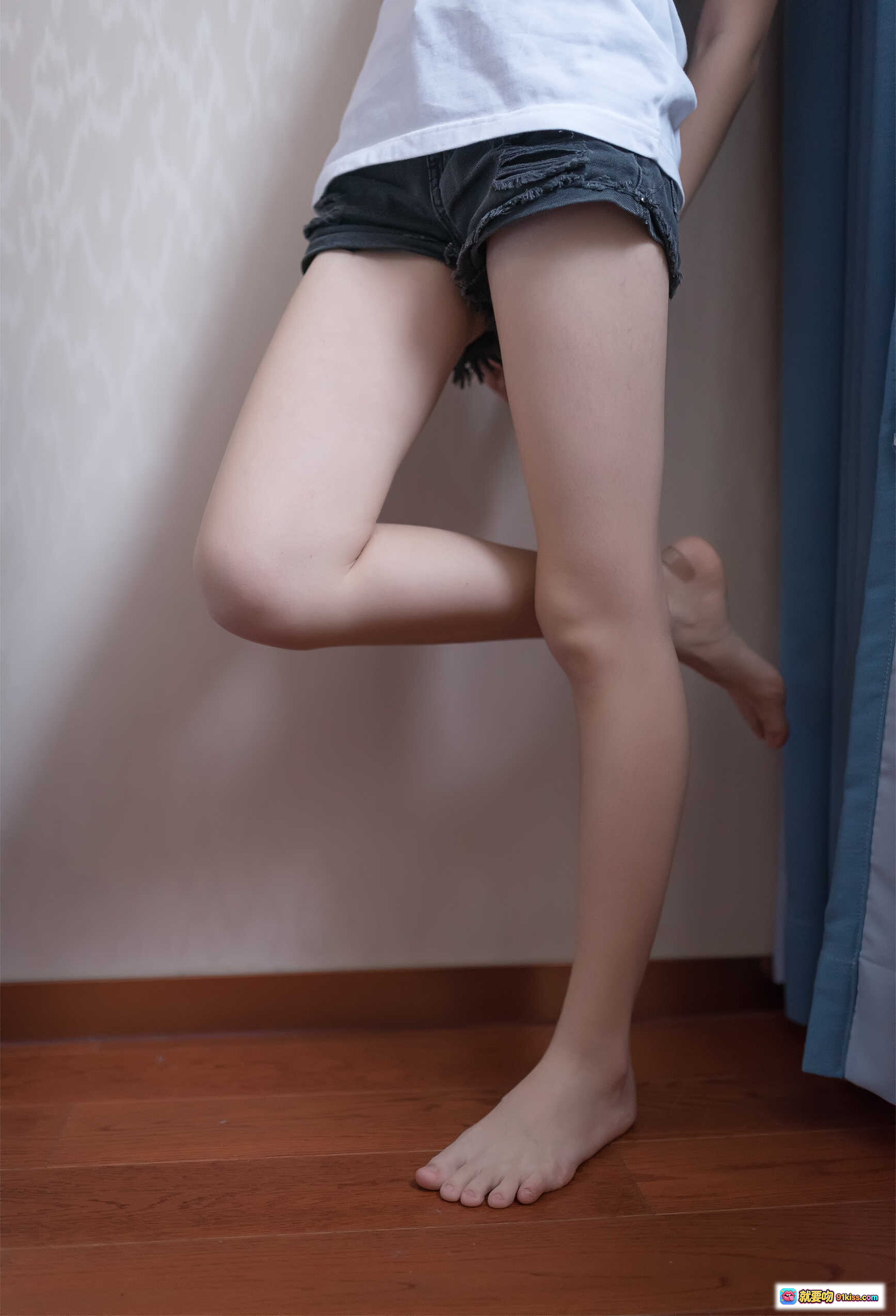 图片[7] - 祖木子NO.005青春少女美腿写真 50P高清图集 白T黑短裤赤足木地板自然光拍摄 - 就要吻