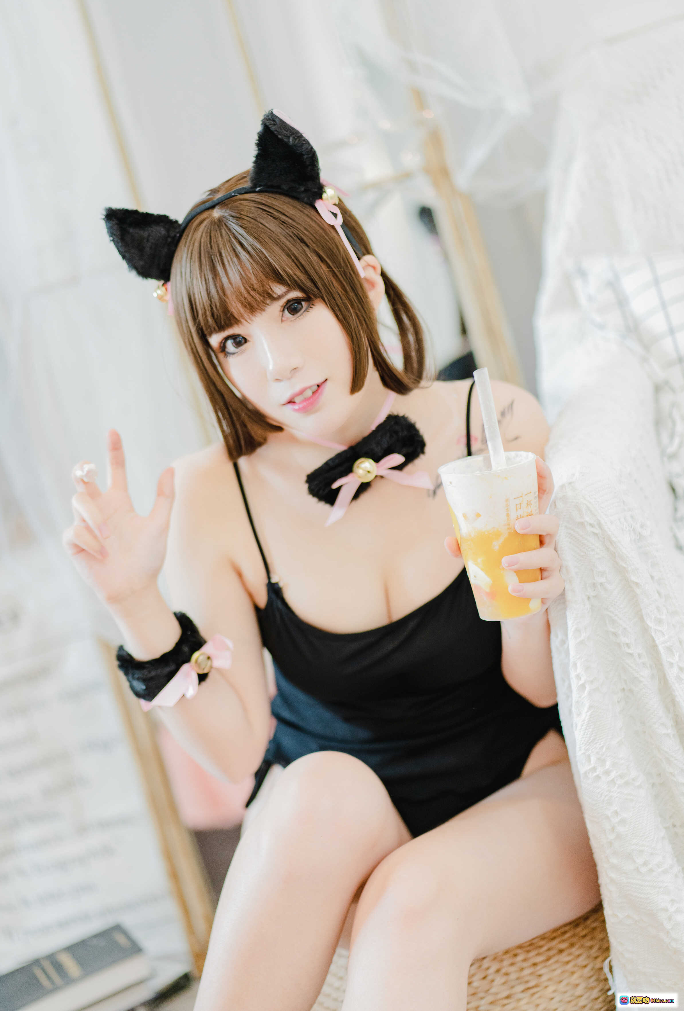 羊大真人NO.002猫娘写真｜黑丝吊带+猫耳发箍+粉色蝴蝶结+手持奶茶+可爱比心姿势 - 就要吻
