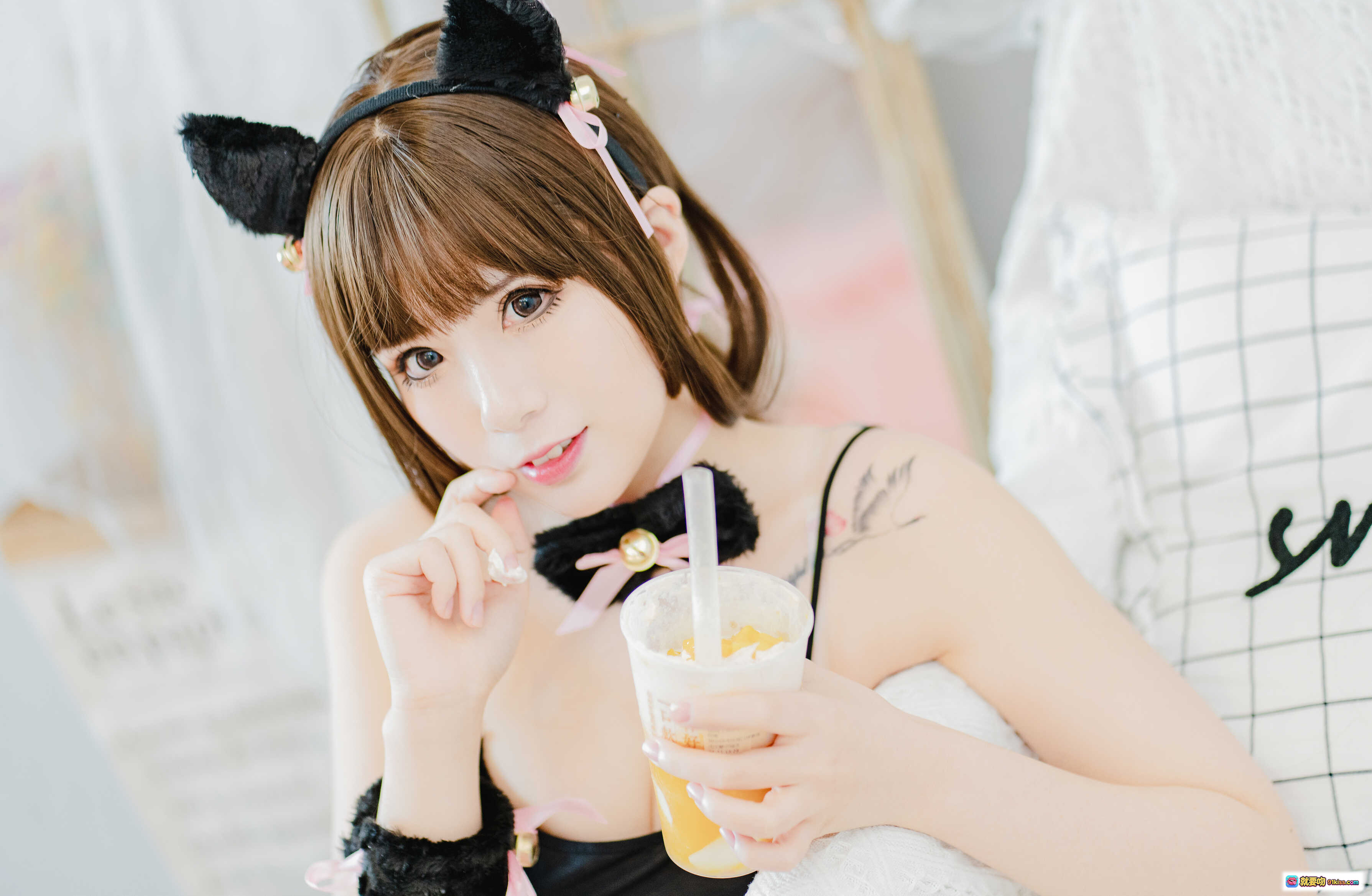 图片[9] - 羊大真人NO.002猫娘写真｜黑丝吊带+猫耳发箍+粉色蝴蝶结+手持奶茶+可爱比心姿势 - 就要吻
