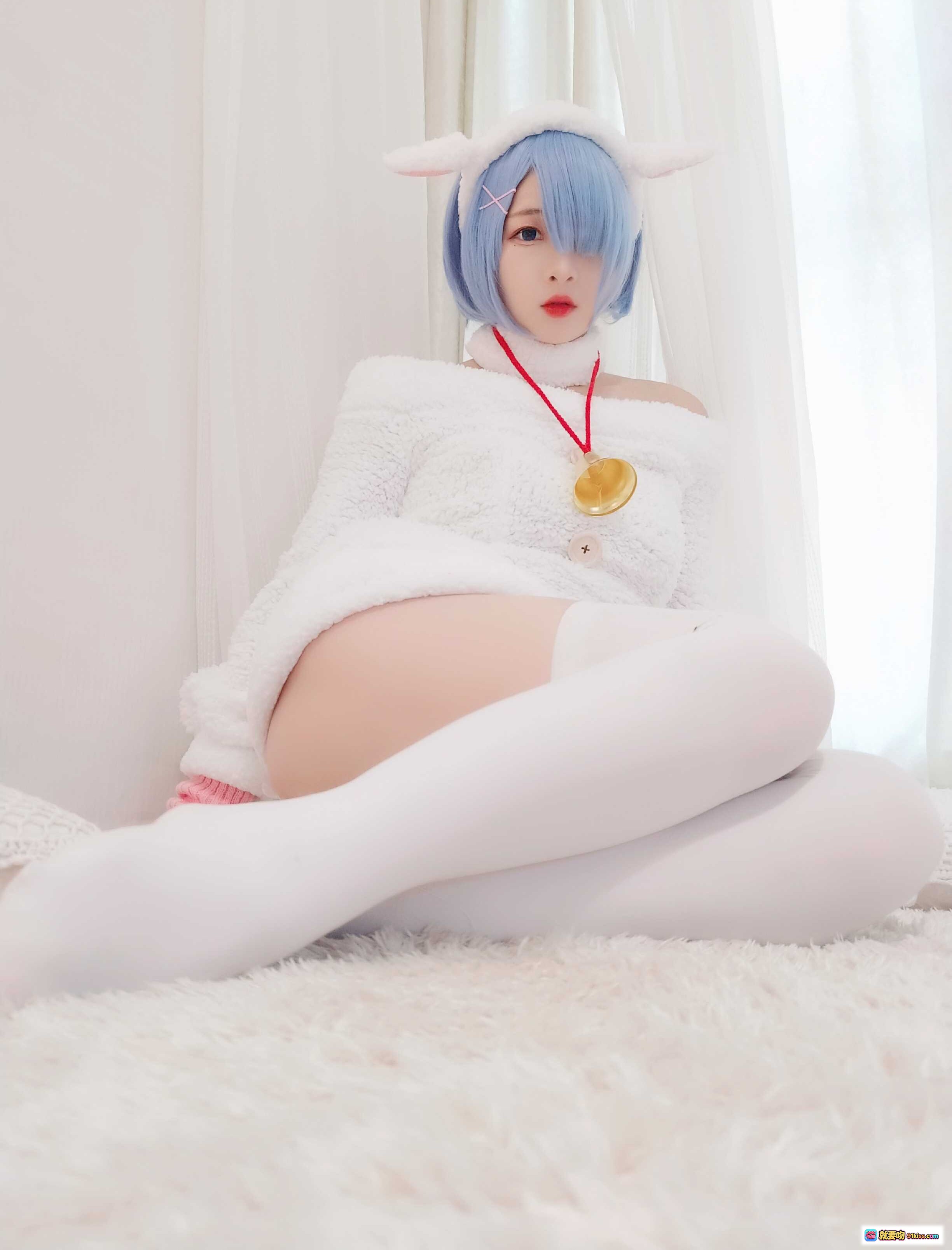 图片[8] - 古川NO.043蕾姆Cosplay写真｜蓝发猫耳白毛绒外套粉手套过膝袜居家萌系少女风 - 就要吻