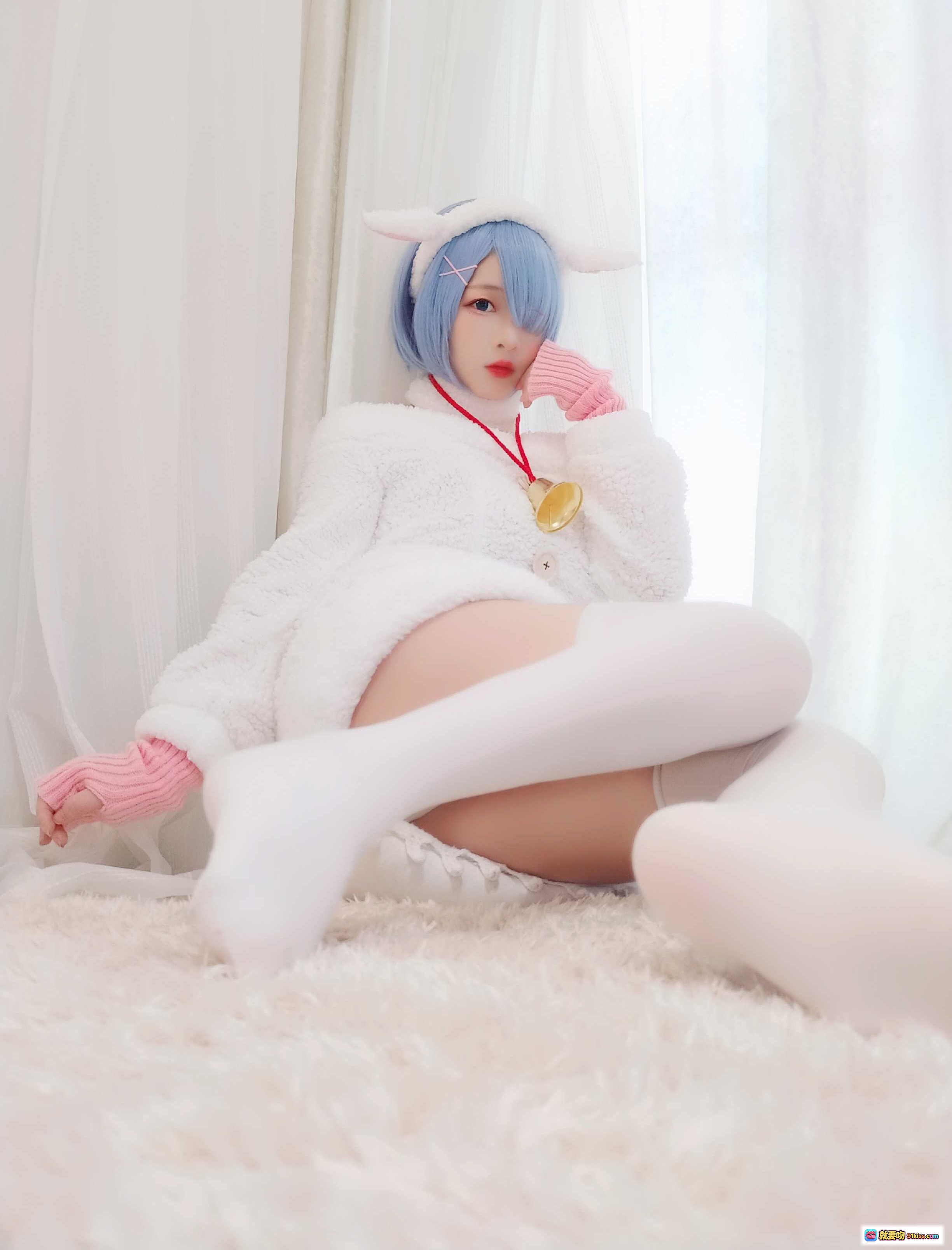 古川NO.043蕾姆Cosplay写真｜蓝发猫耳白毛绒外套粉手套过膝袜居家萌系少女风 - 就要吻