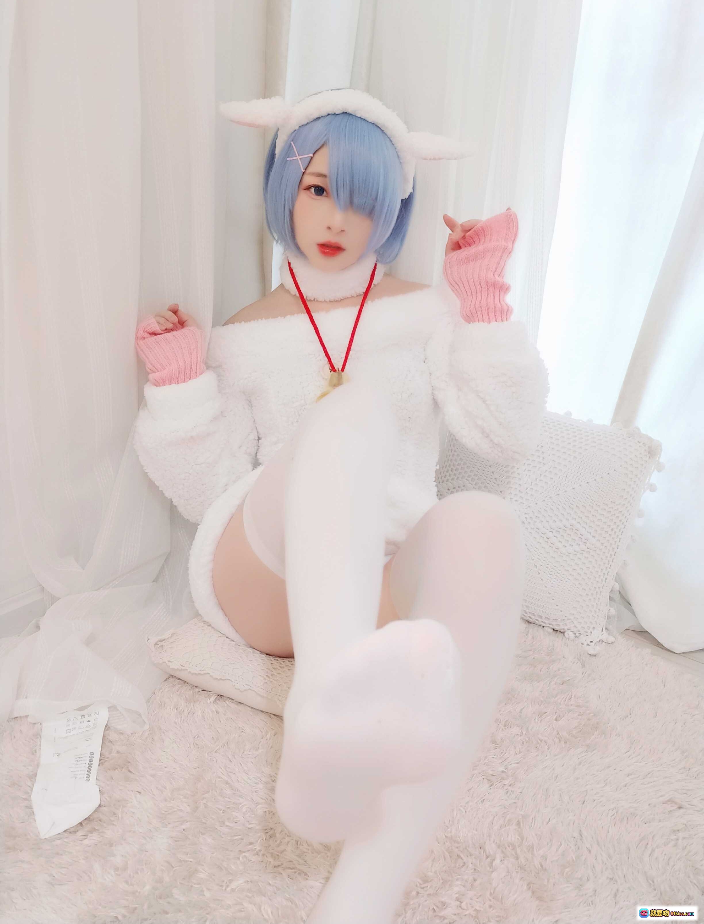 图片[5] - 古川NO.043蕾姆Cosplay写真｜蓝发猫耳白毛绒外套粉手套过膝袜居家萌系少女风 - 就要吻