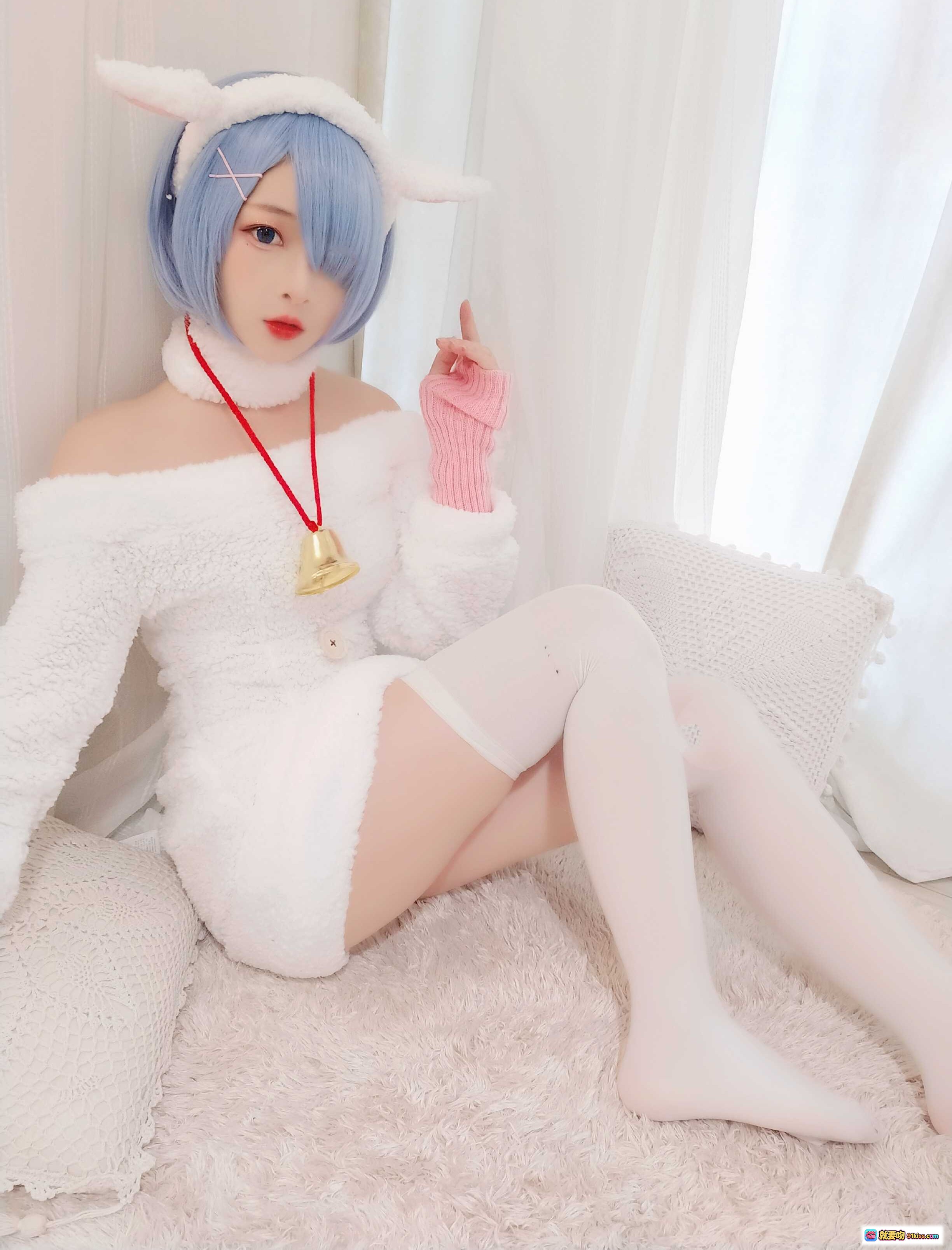 图片[2] - 古川NO.043蕾姆Cosplay写真｜蓝发猫耳白毛绒外套粉手套过膝袜居家萌系少女风 - 就要吻