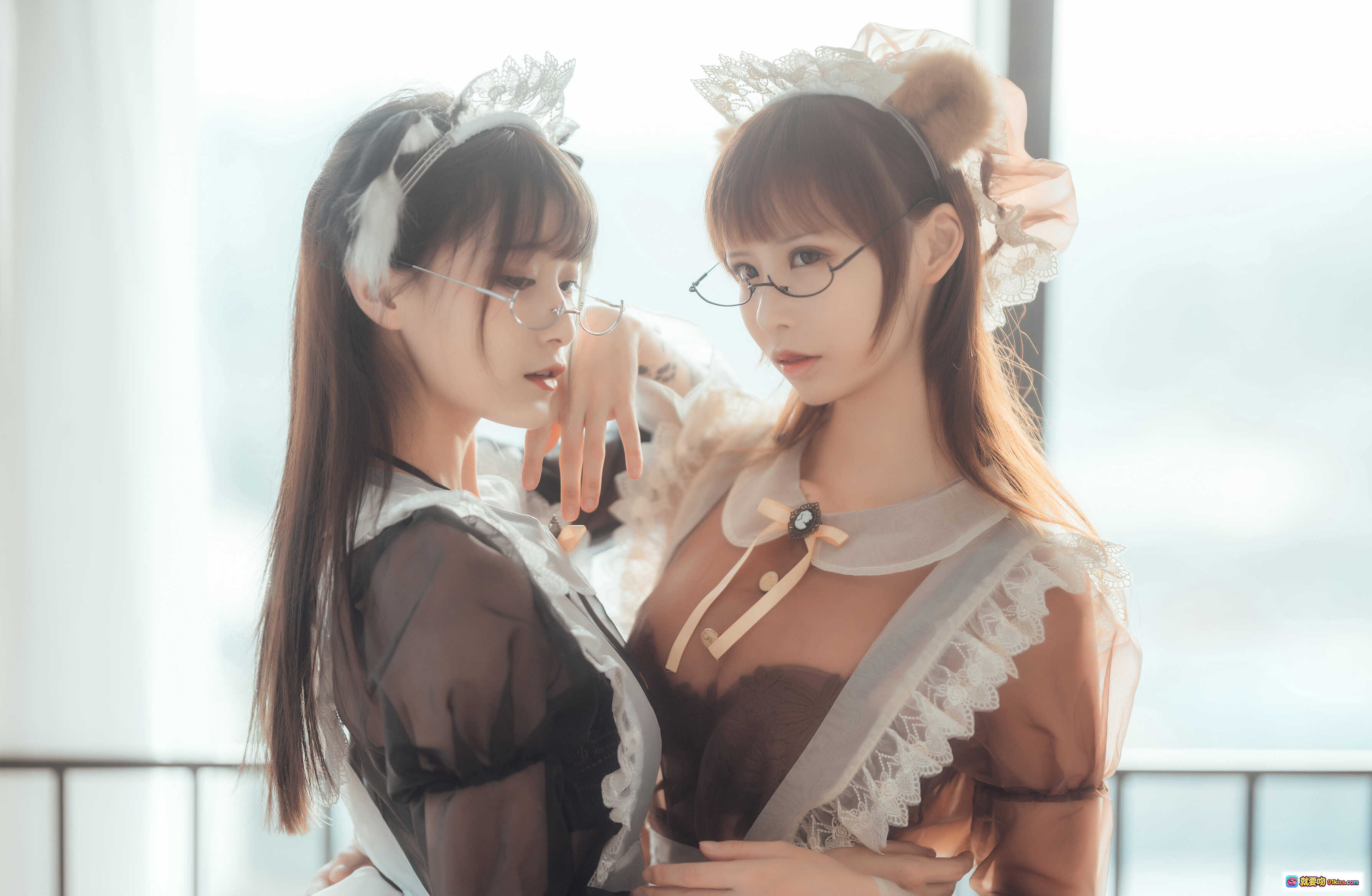 图片[4] - 爱老师透明女仆写真集｜洛丽塔风女仆装｜三人同框甜美氛围｜奶文铁板烧鬼舞风格｜室内柔光拍摄｜33P高清图集 - 就要吻