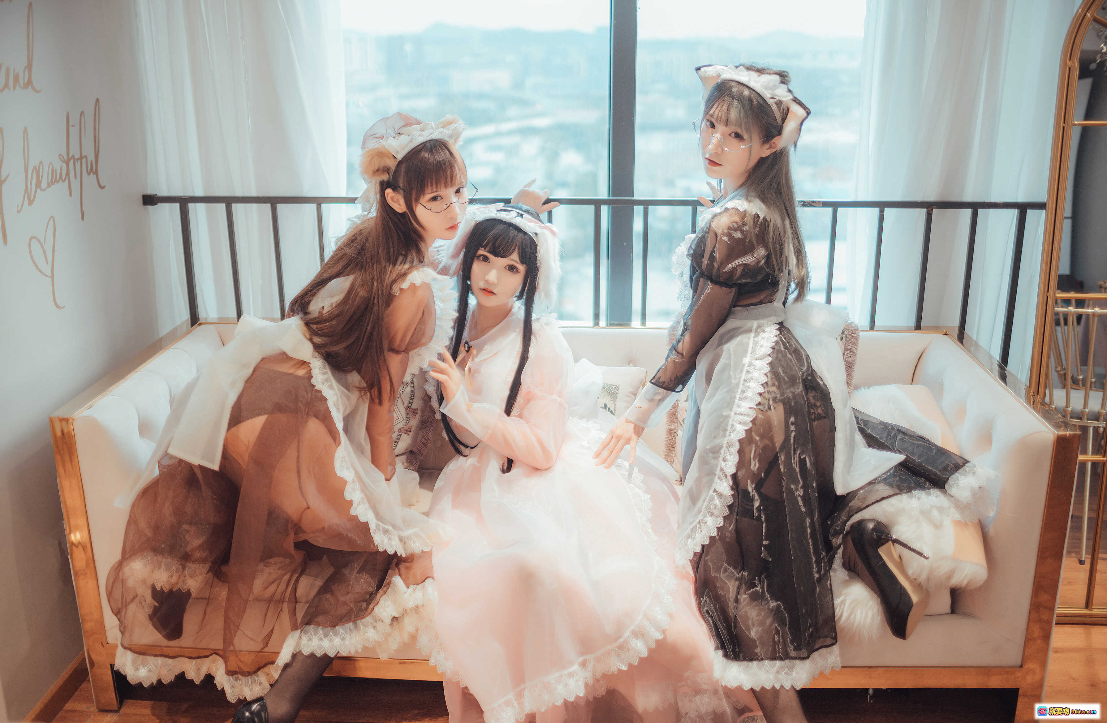 图片[5] - 爱老师透明女仆写真集｜洛丽塔风女仆装｜三人同框甜美氛围｜奶文铁板烧鬼舞风格｜室内柔光拍摄｜33P高清图集 - 就要吻