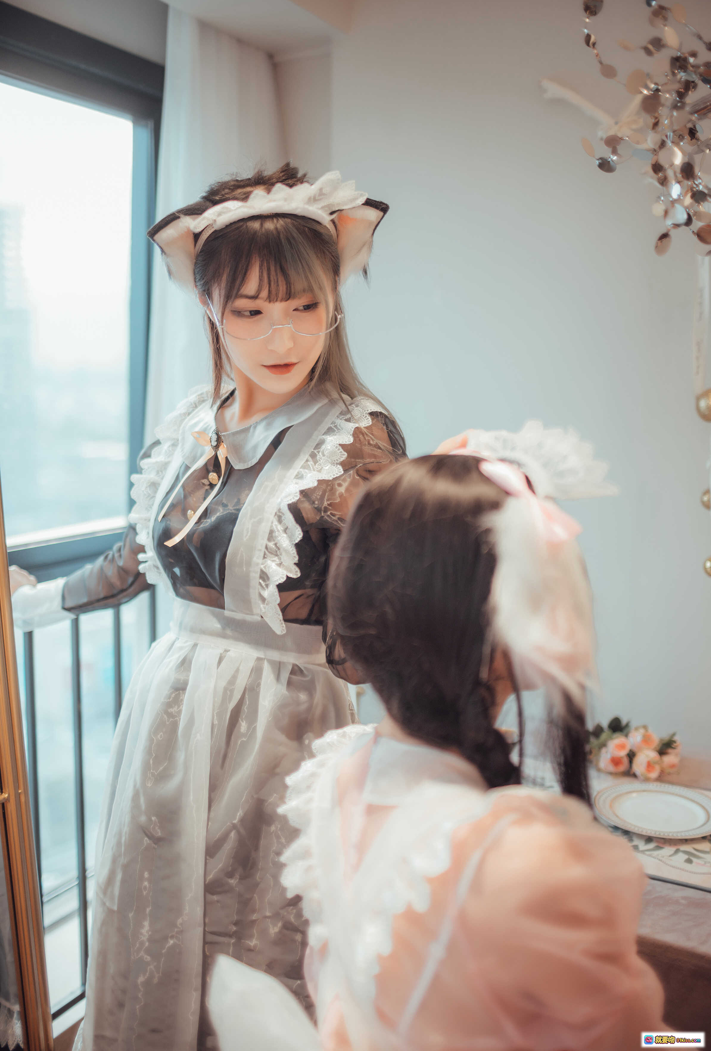 图片[9] - 爱老师透明女仆写真集｜洛丽塔风女仆装｜三人同框甜美氛围｜奶文铁板烧鬼舞风格｜室内柔光拍摄｜33P高清图集 - 就要吻