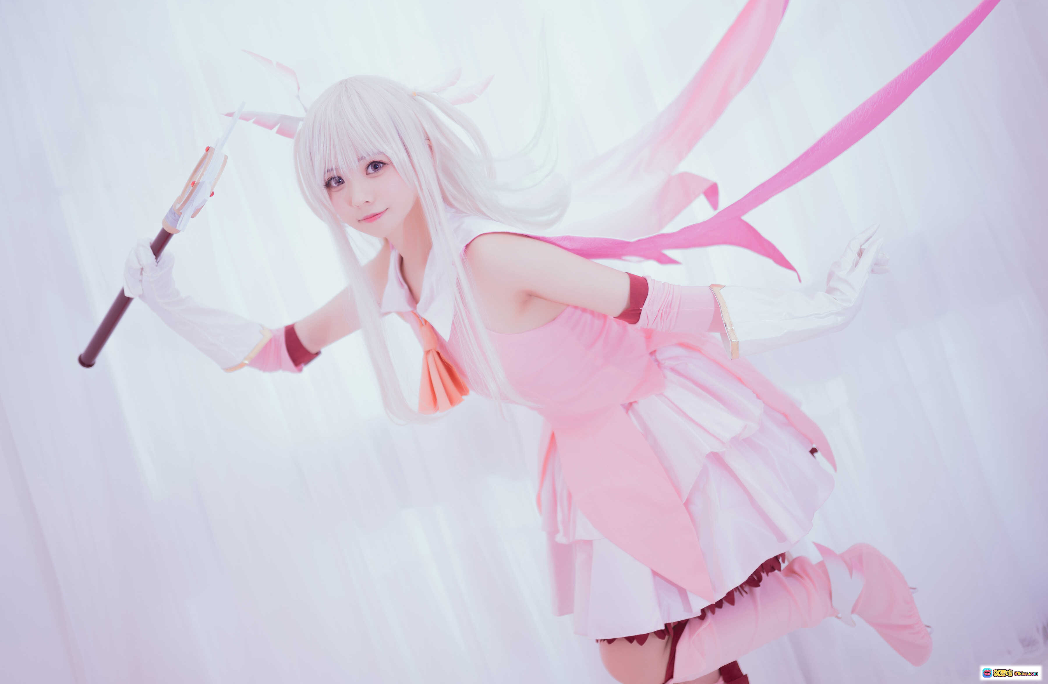 图片[2] - 小野妹子W NO.036 魔法少女伊莉雅Cosplay 粉白系美少女 持魔法杖 坐姿写真 9P高清图集 - 就要吻
