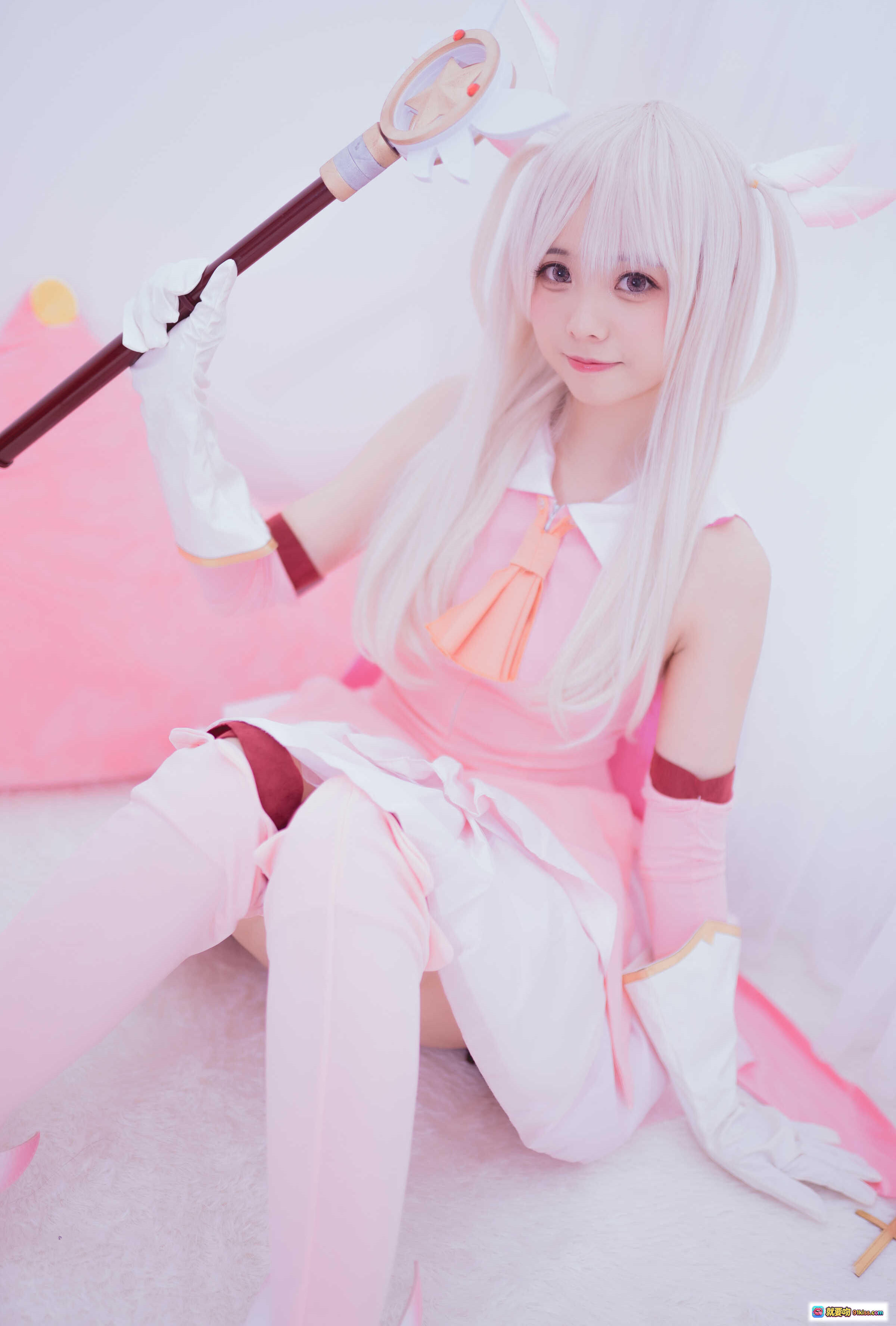 图片[8] - 小野妹子W NO.036 魔法少女伊莉雅Cosplay 粉白系美少女 持魔法杖 坐姿写真 9P高清图集 - 就要吻