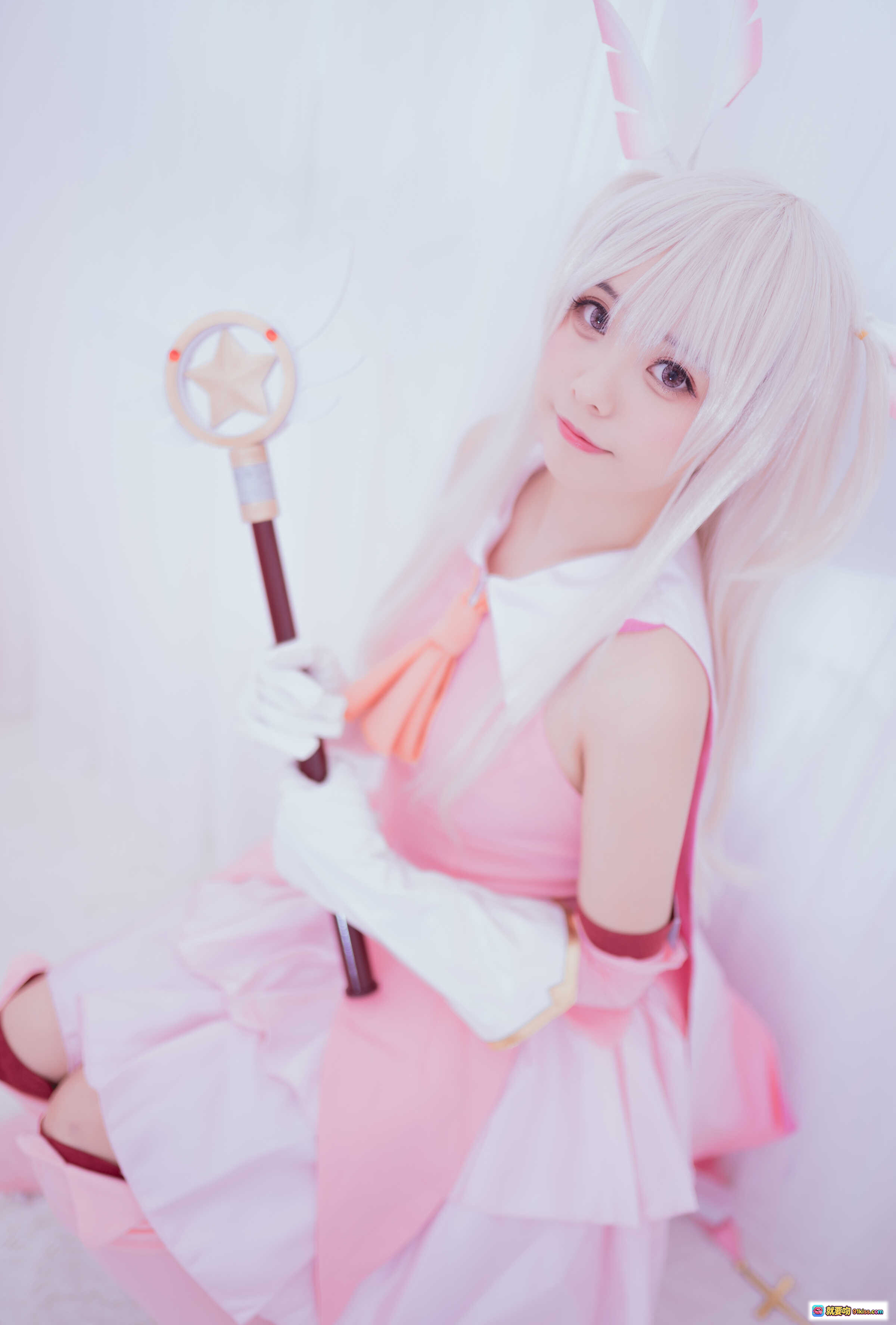 图片[4] - 小野妹子W NO.036 魔法少女伊莉雅Cosplay 粉白系美少女 持魔法杖 坐姿写真 9P高清图集 - 就要吻