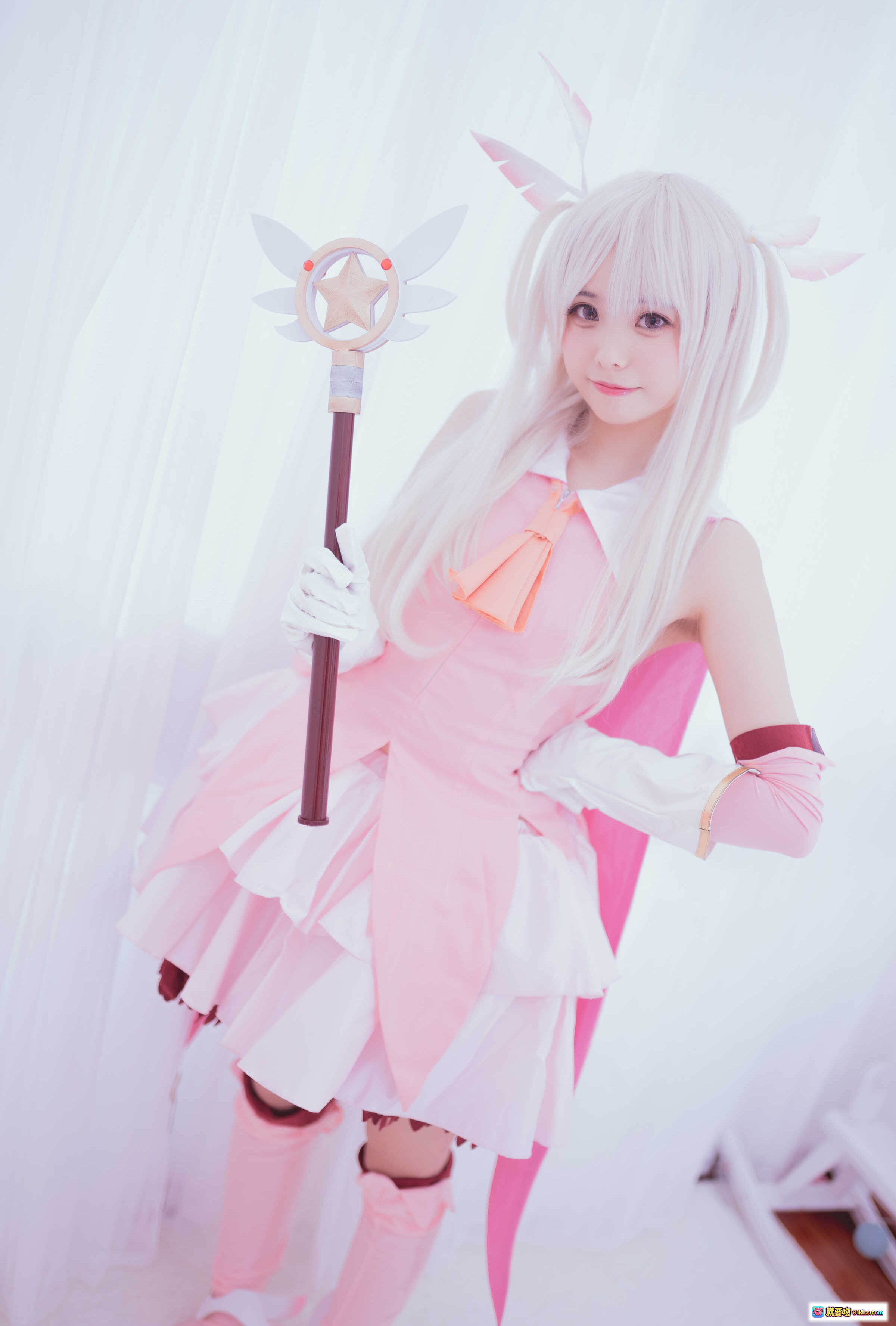 图片[6] - 小野妹子W NO.036 魔法少女伊莉雅Cosplay 粉白系美少女 持魔法杖 坐姿写真 9P高清图集 - 就要吻